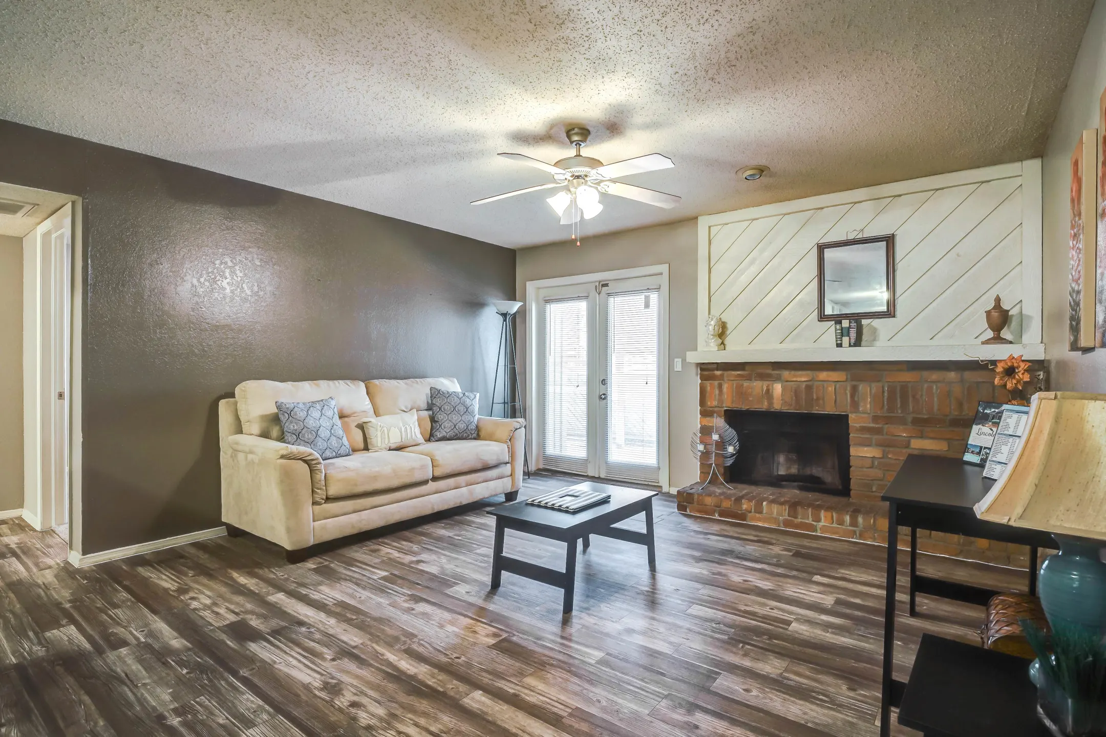 Living Room - Lincoln Glens Apartments - Tulsa, OK