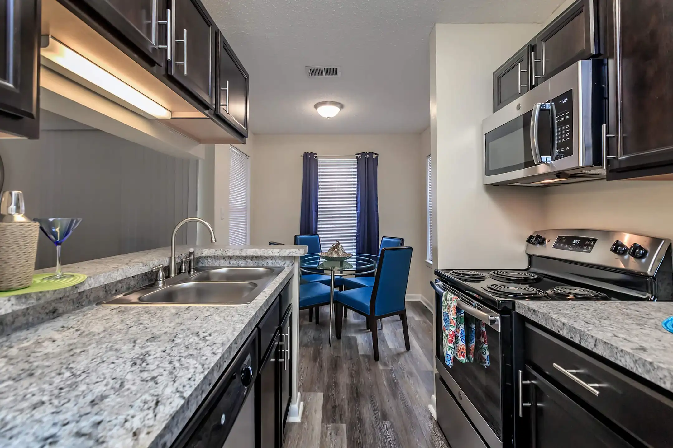 Kitchen - SunStone Apartments - Chapel Hill, NC