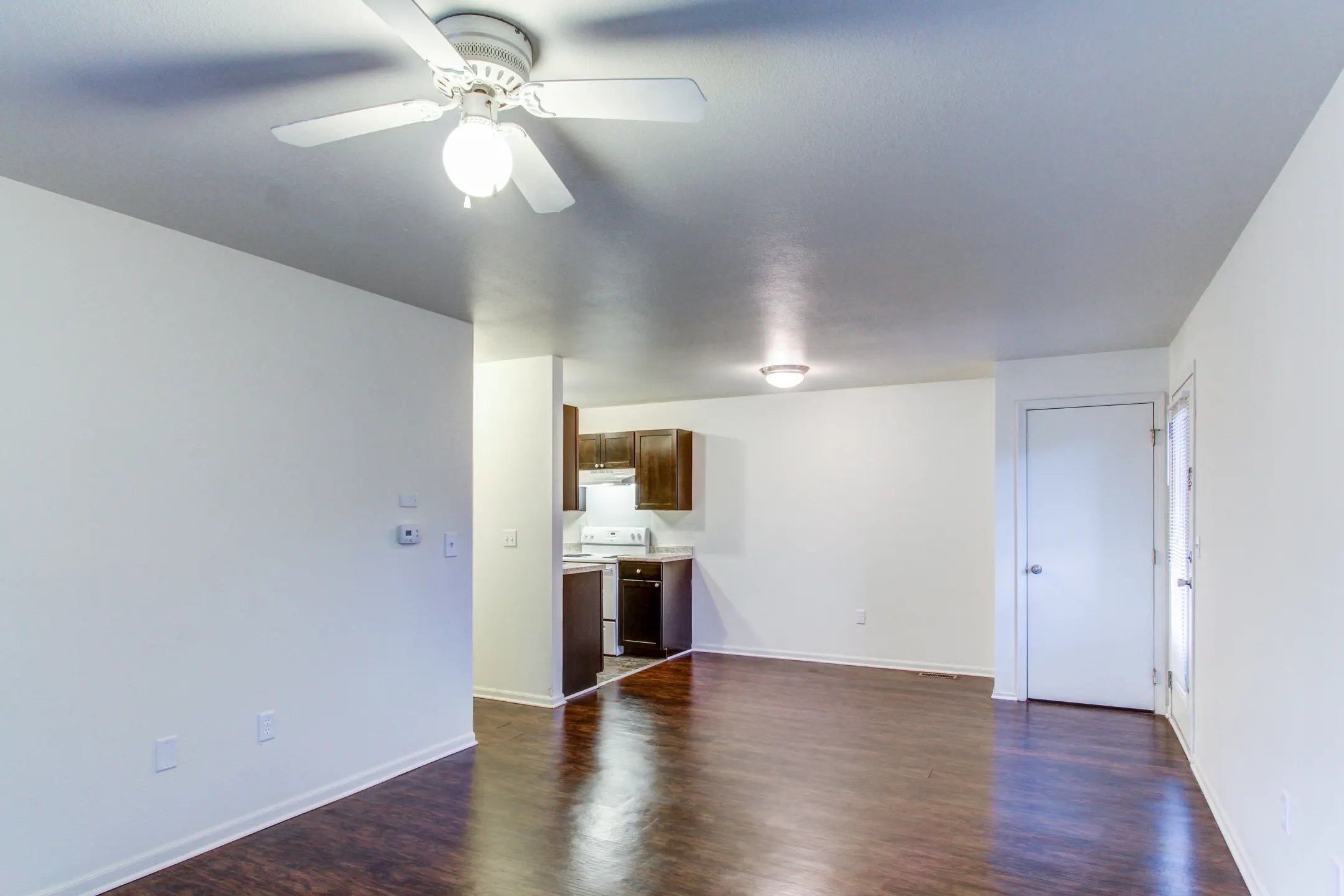 Crosscreeks Apartments and Townhomes Apartments Temperance, MI 48182