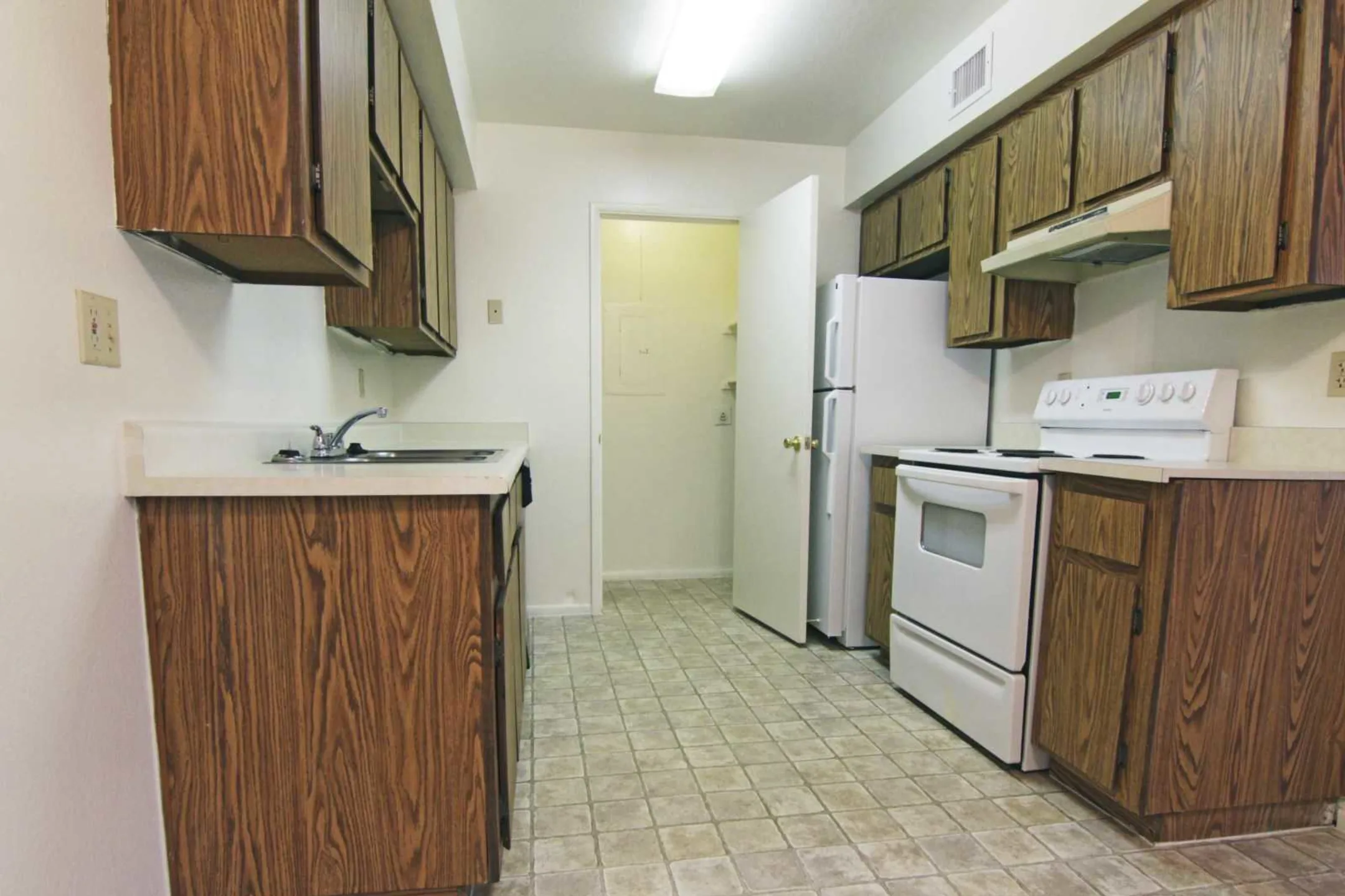 Kitchen - Country Club Meadows - Flagstaff, AZ
