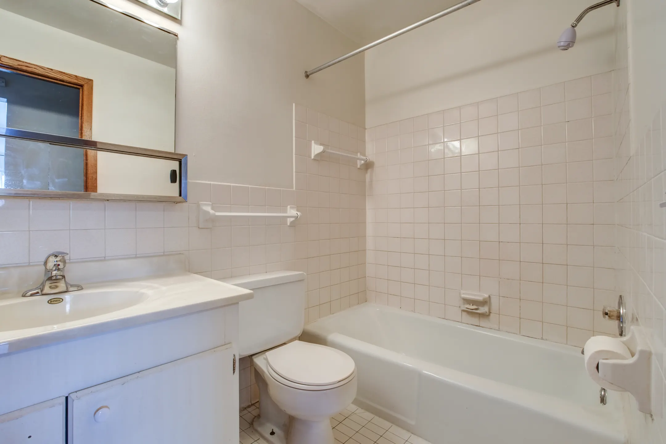 Bathroom - Sheraton Place Apartments - Saint Paul, MN