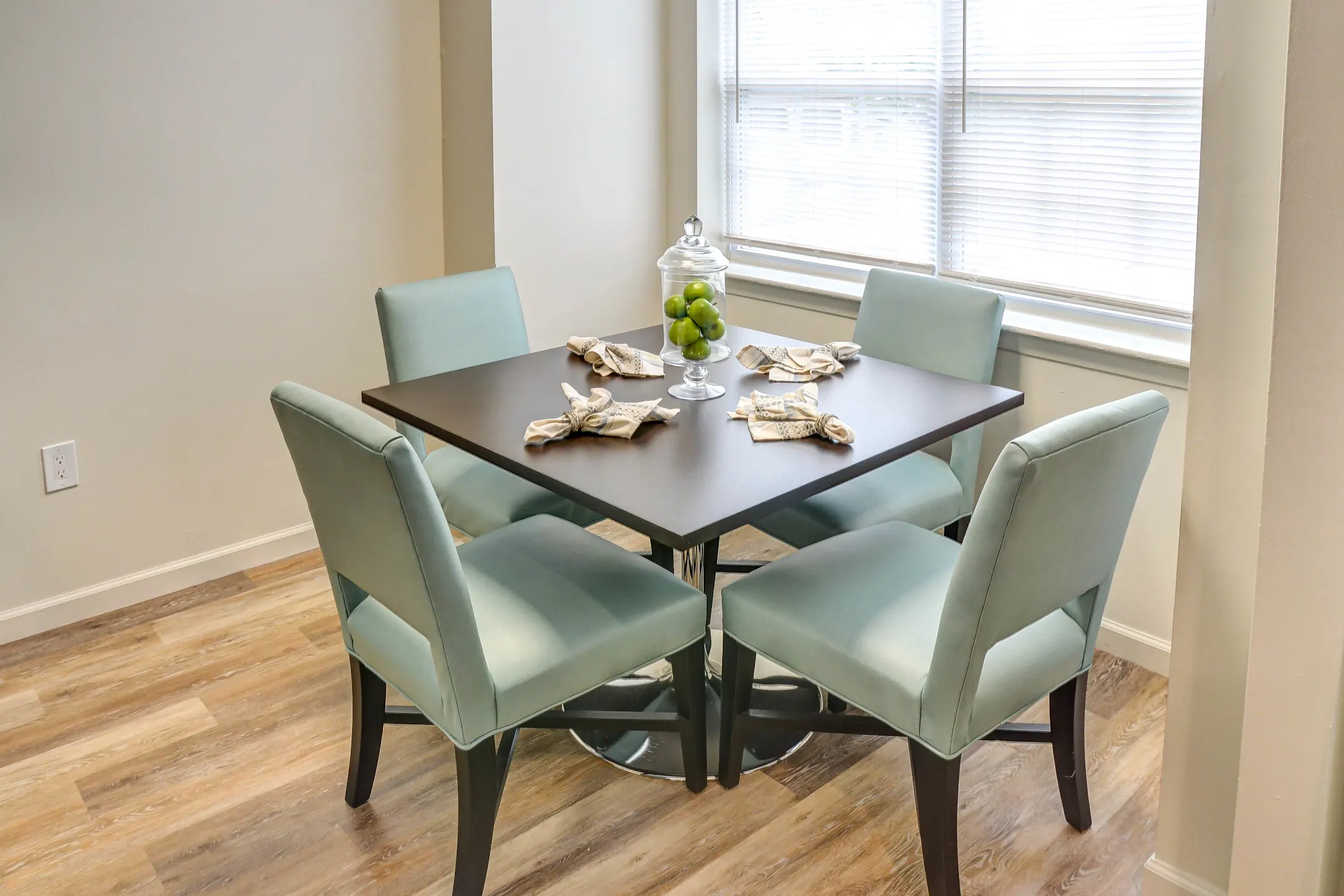 Woodbridge Center Plaza 1605 Plaza Dr Woodbridge, NJ Apartments for