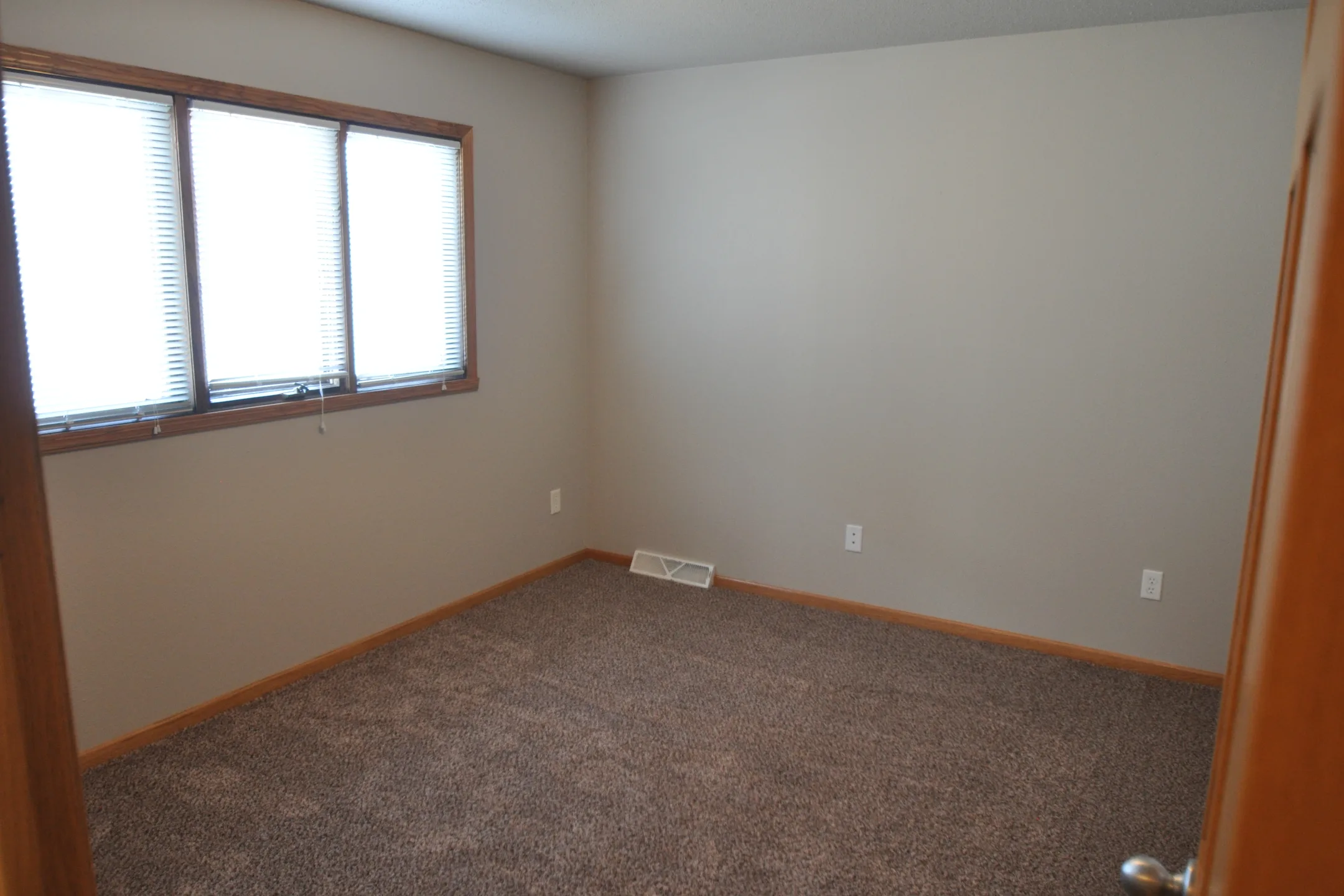 Skaff Apartments Moorhead Apartments Moorhead, MN 56560