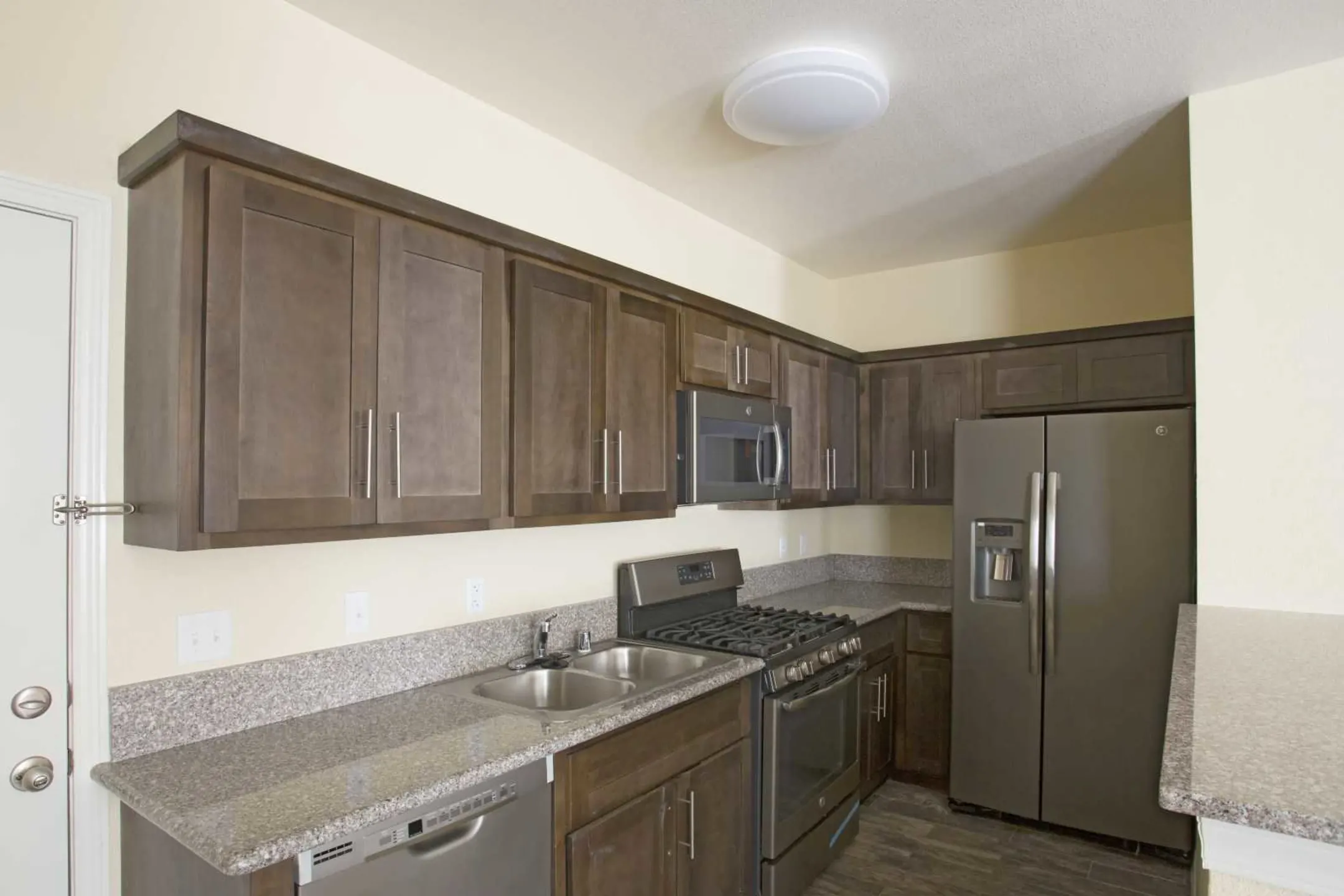 Kitchen - Los Balcones Apartments - El Paso, TX