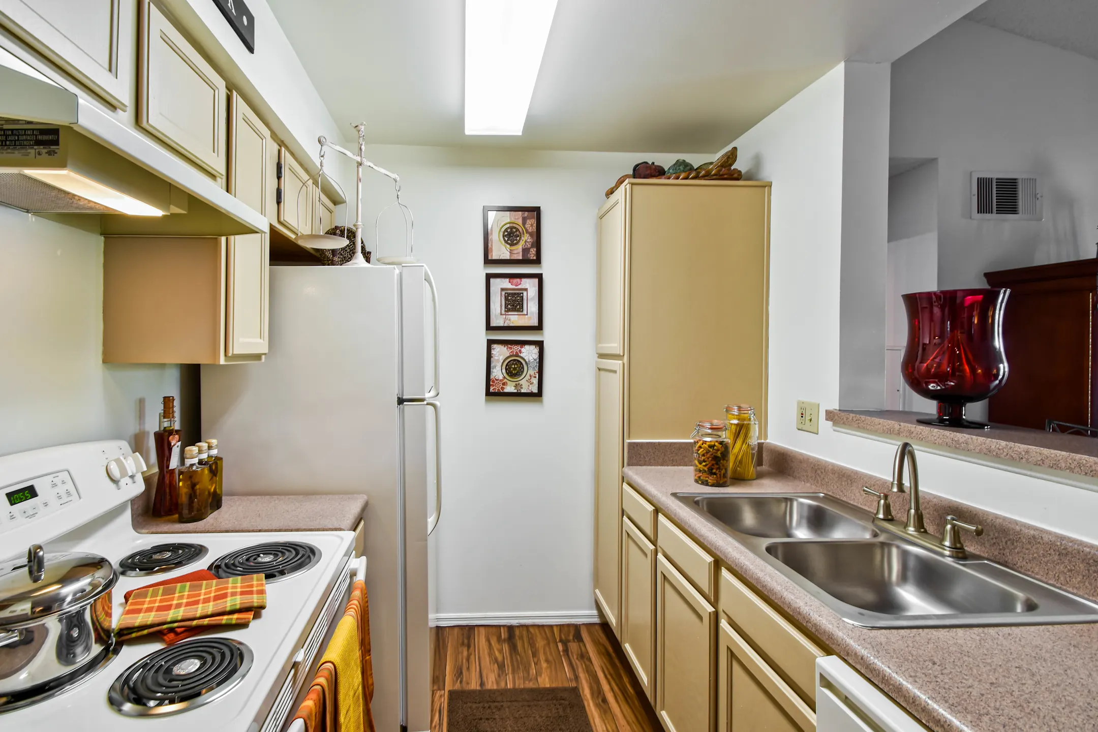 Kitchen - Colonial Pointe Apartments - Orlando, FL