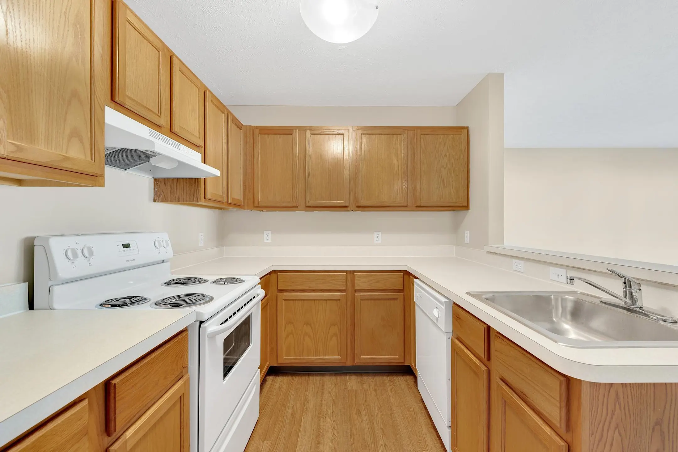 Kitchen - Parkwood Village Apartments - Brunswick, OH