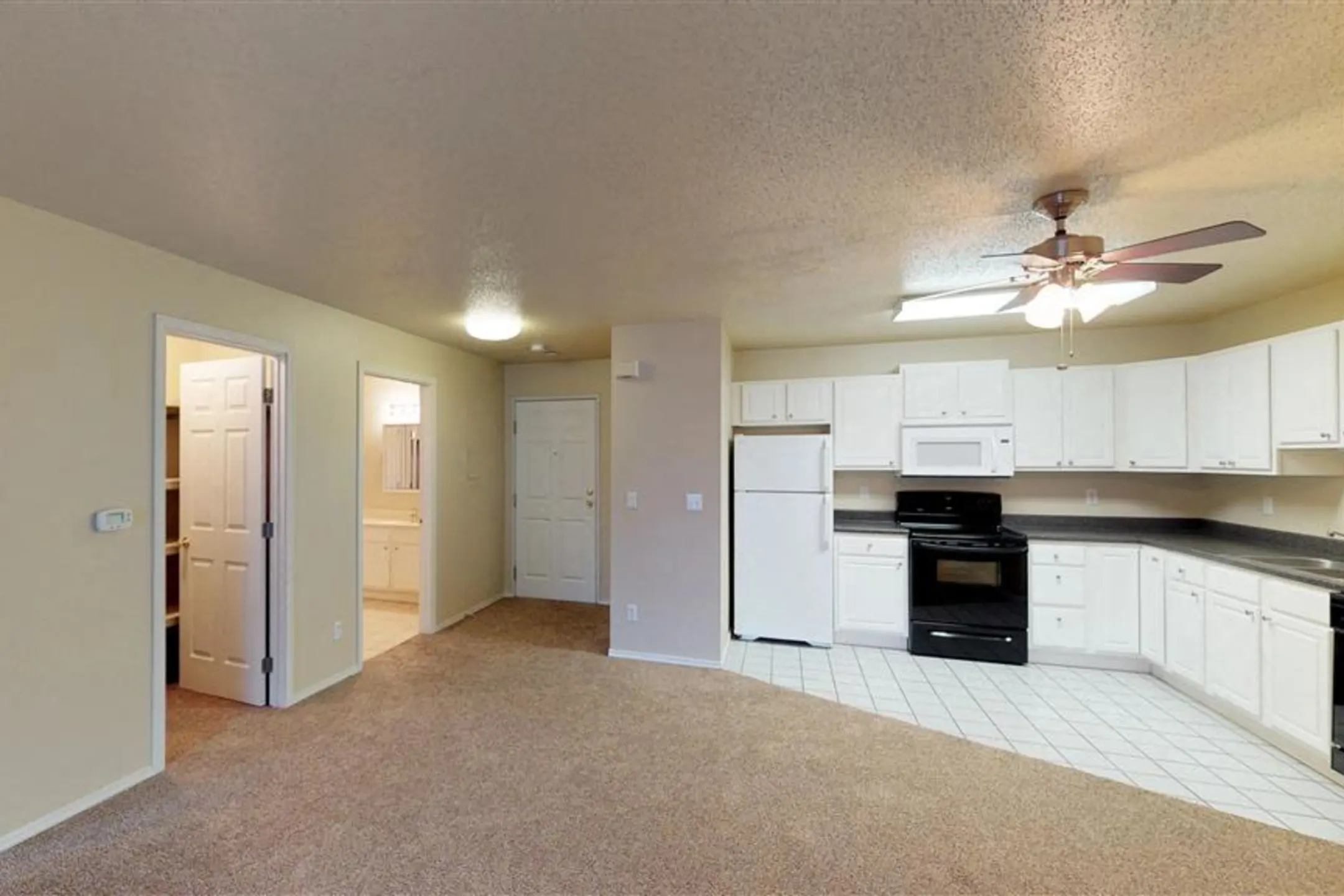 Kitchen - Sierra Vista Apartments - Sioux Falls, SD