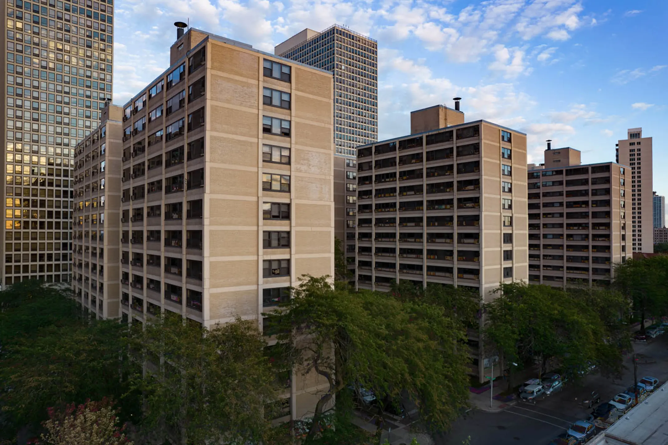 The Algonquin 1606 E Hyde Park Blvd Chicago, IL Apartments for Rent