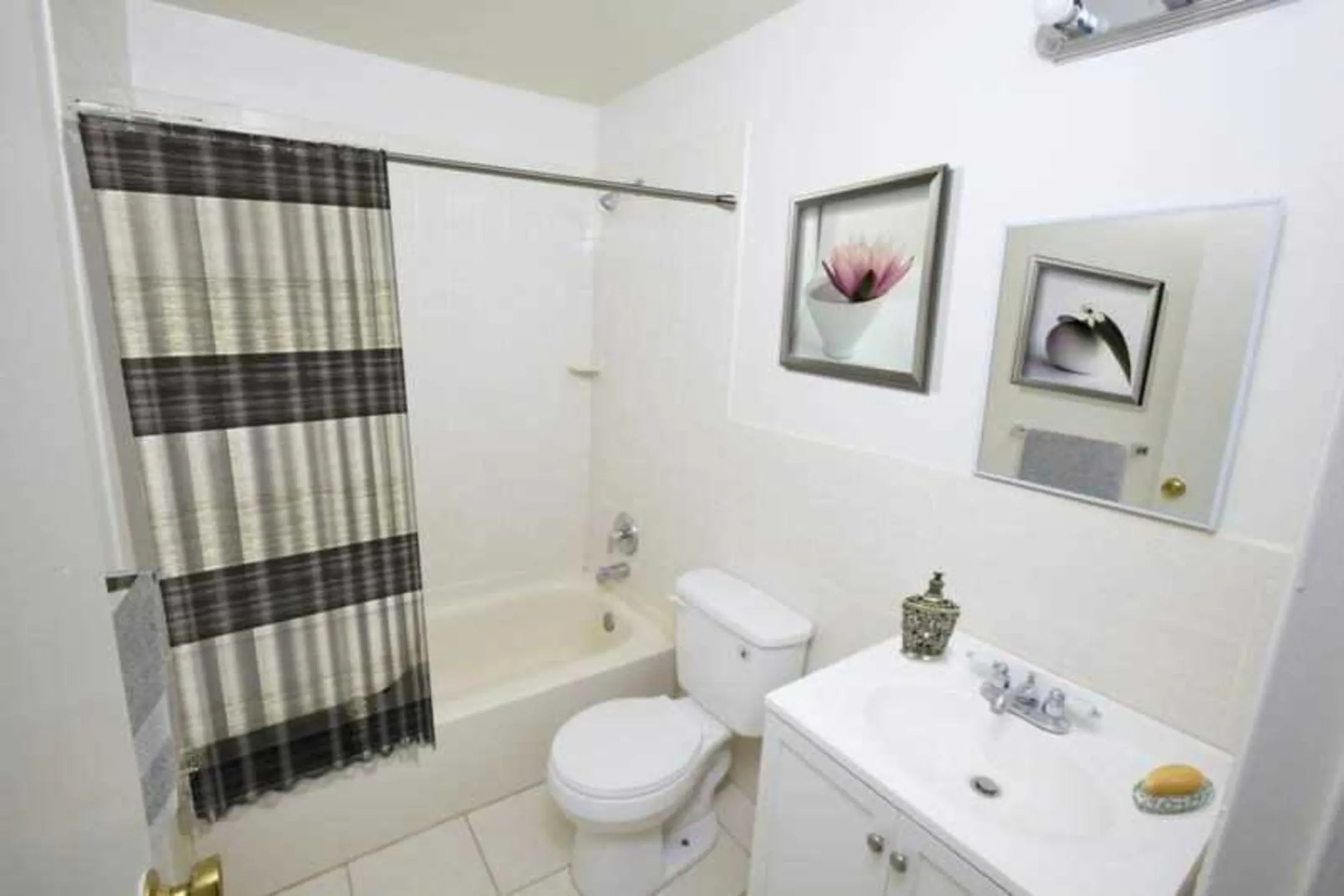 Bathroom - Real Estate Growth Advisors-East Rutherford - East Rutherford, NJ