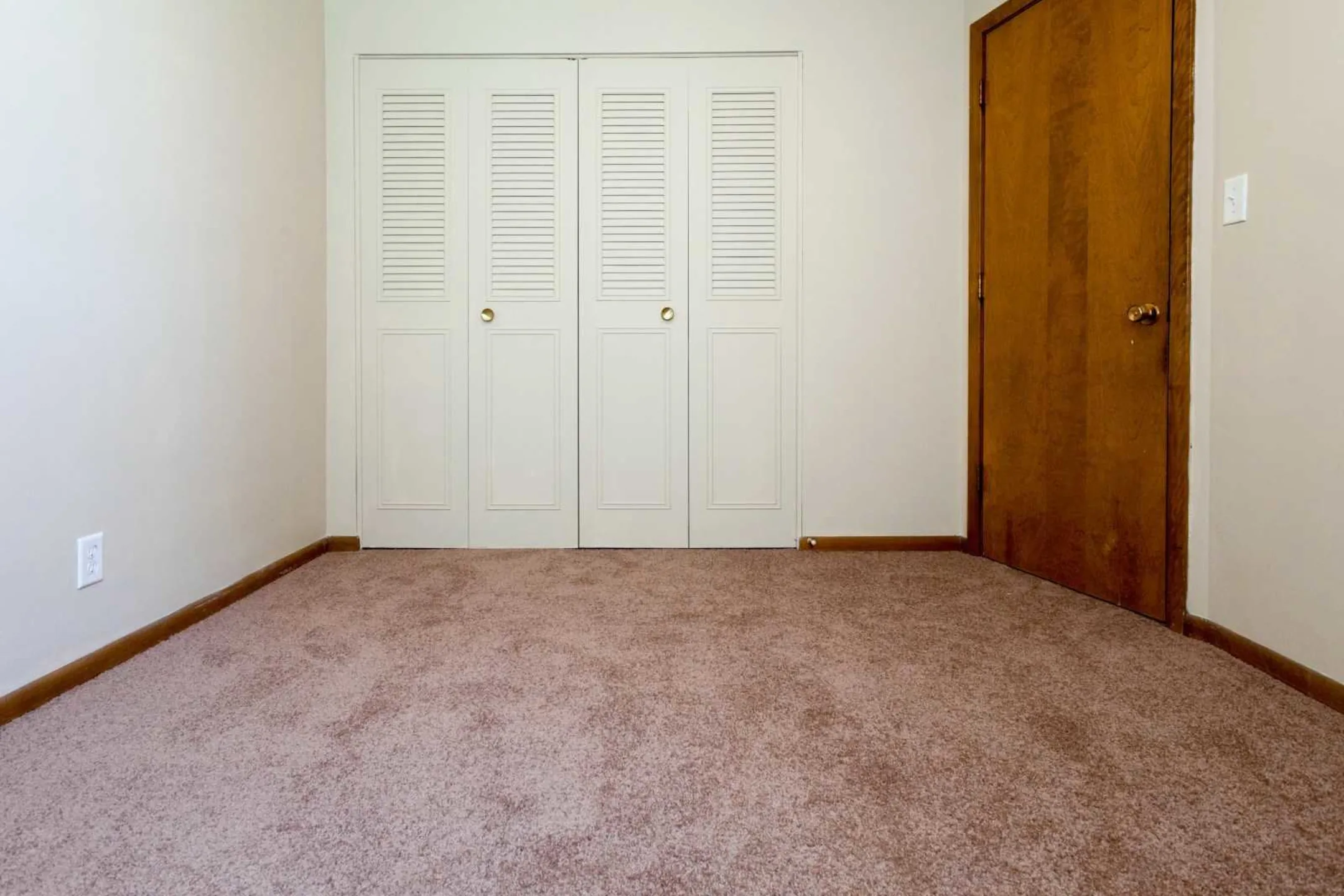 Bedroom - Como Villa Estates - Saint Paul, MN