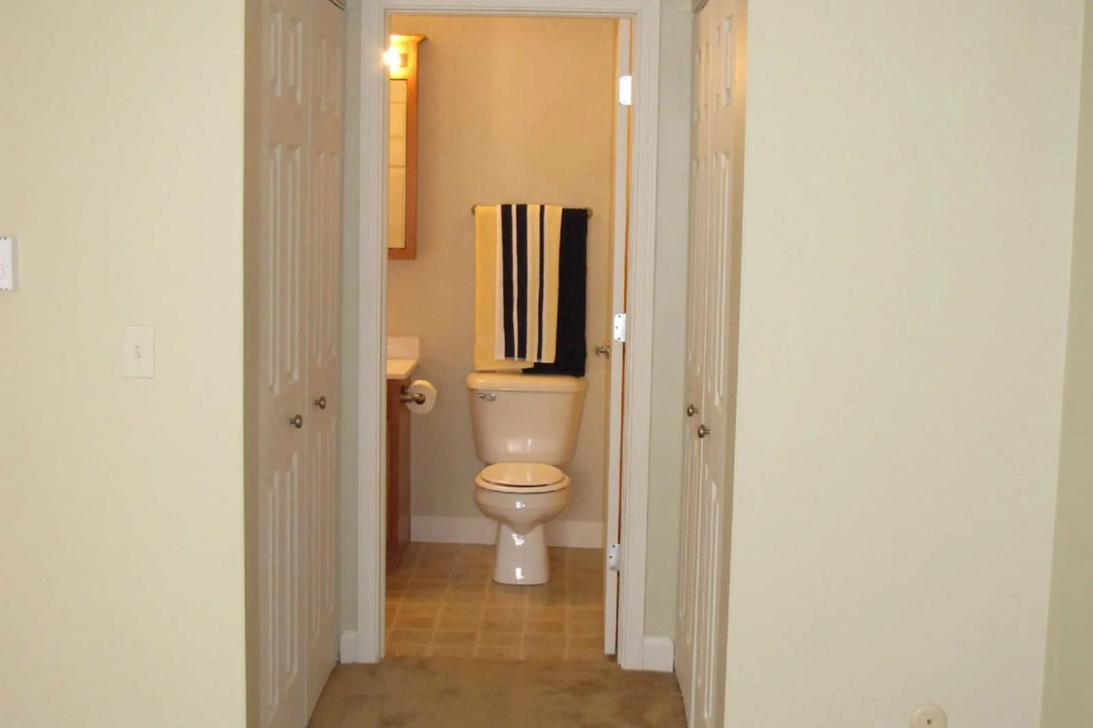 Bathroom - Wynhaven Apartments - Toledo, OH
