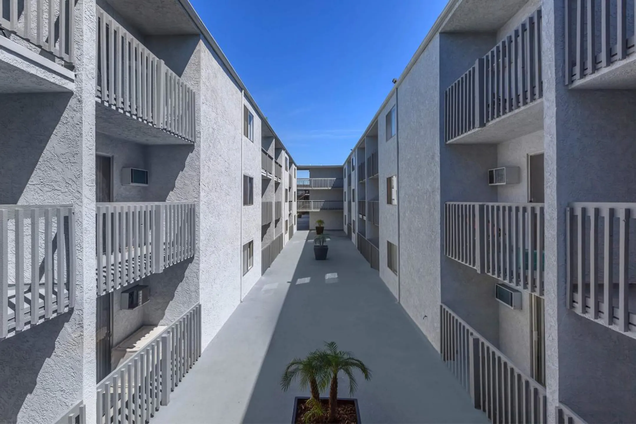 Building - Pacific View Apartment Homes - Long Beach, CA