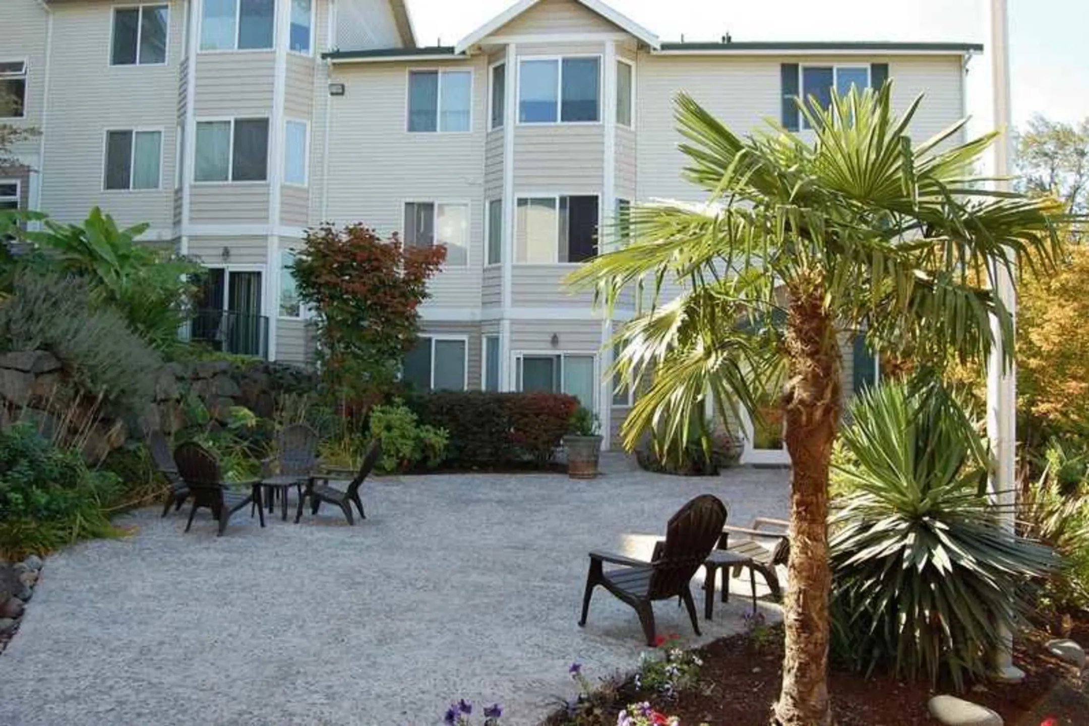 Courtyard - The Oasis Apartments - Tacoma, WA