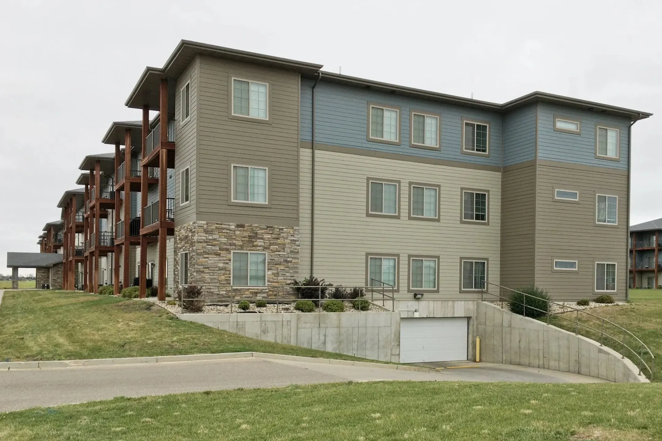 Building - North Highlands Luxury Apartments - Minot, ND