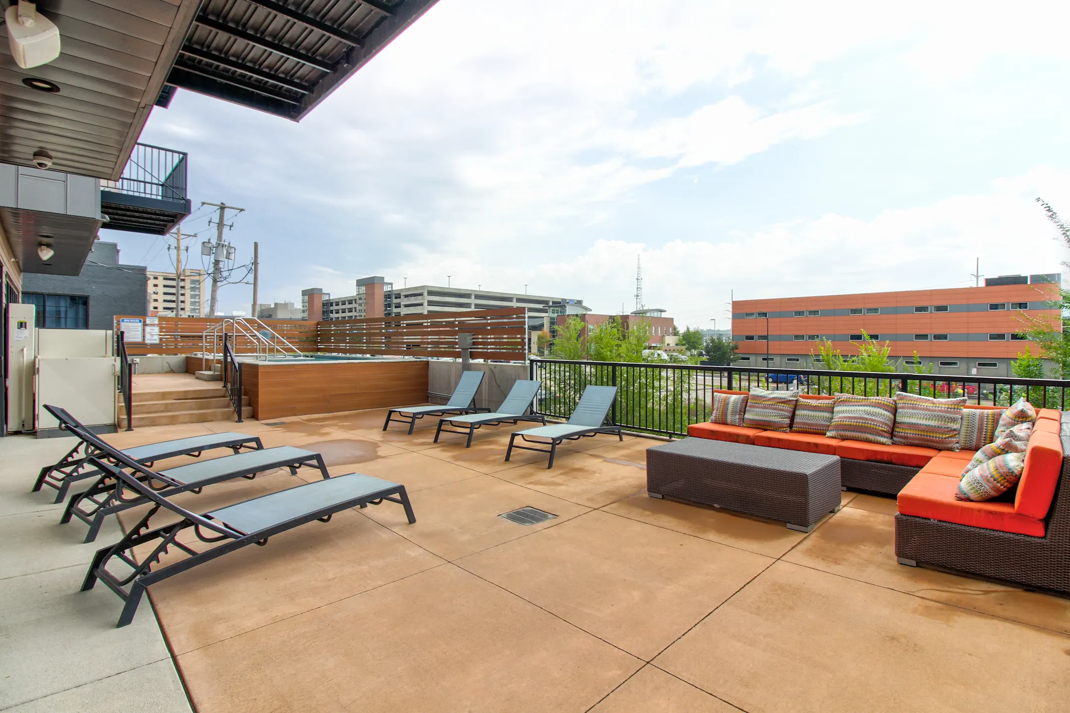 Flux Apartments 1400 E Walnut St Des Moines, IA Apartments for Rent