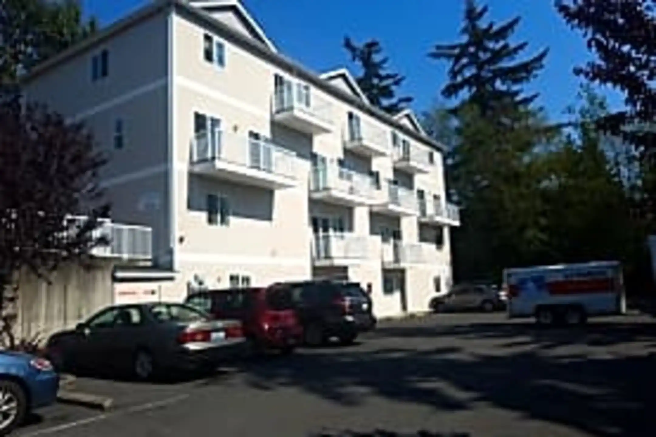 New England Apartments 2516 Douglas Ave Bellingham, WA Apartments