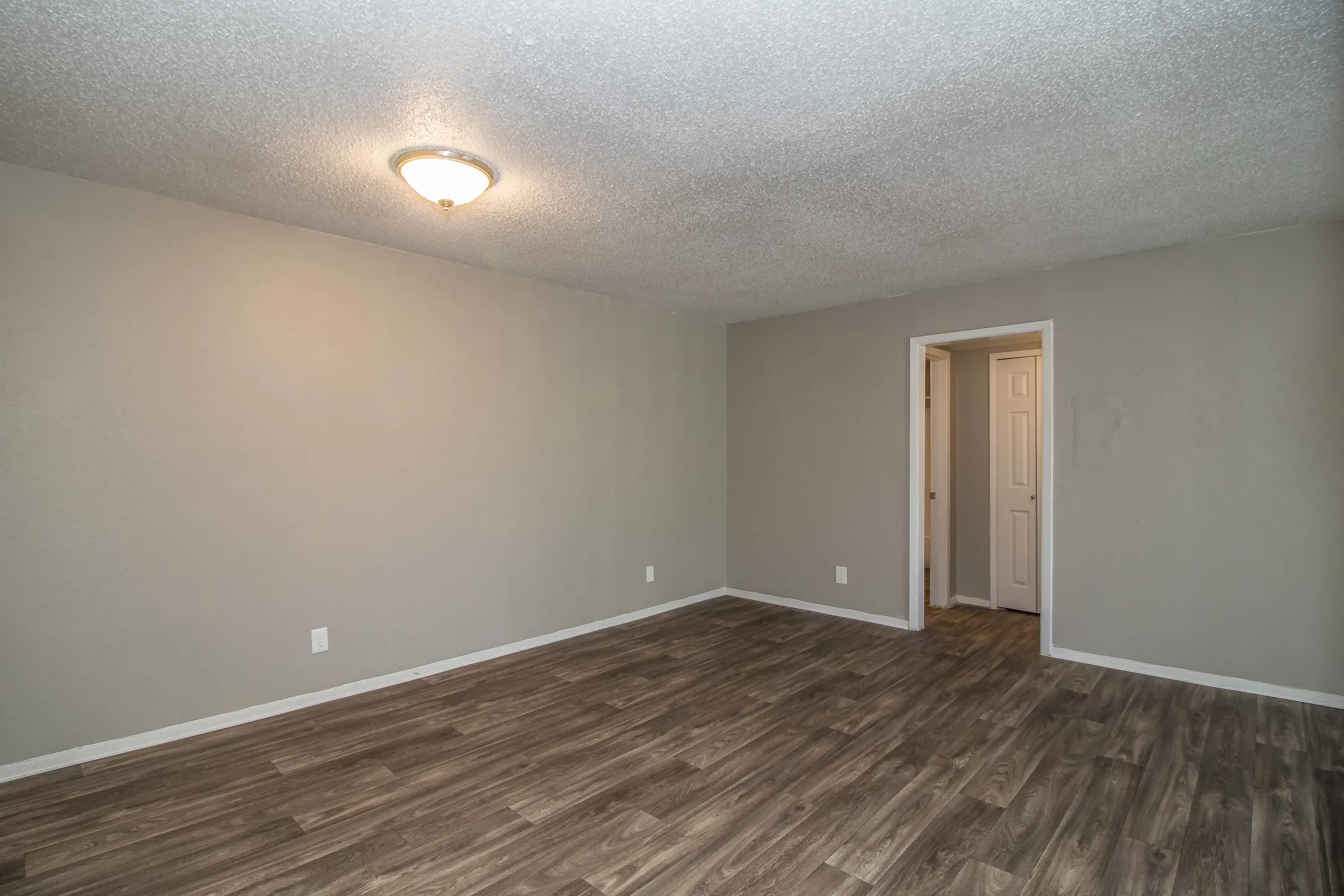 Verano Oaks Apartments - Hurst, TX 76053