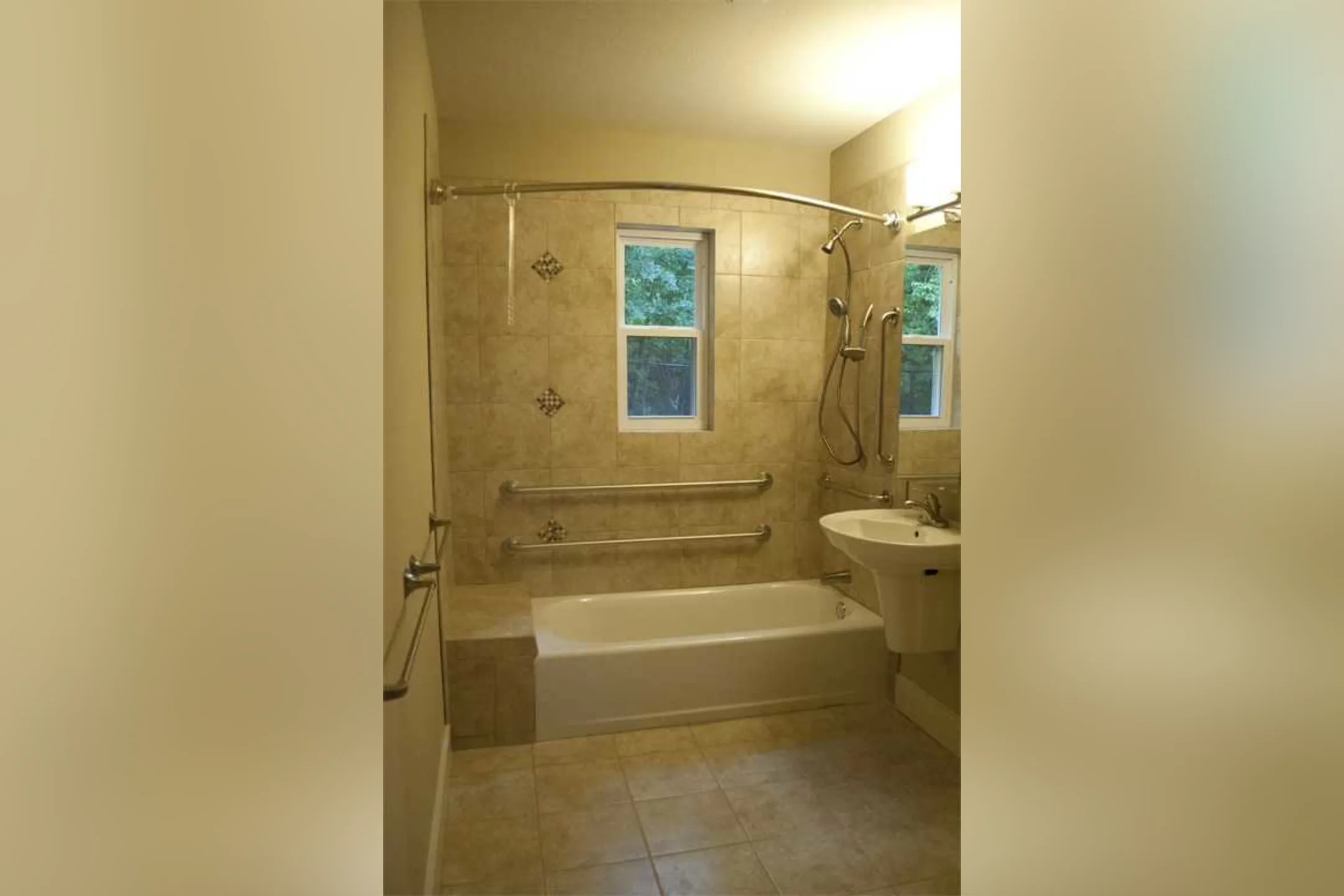 Bathroom - The Oaks At Midtown - Chattanooga, TN