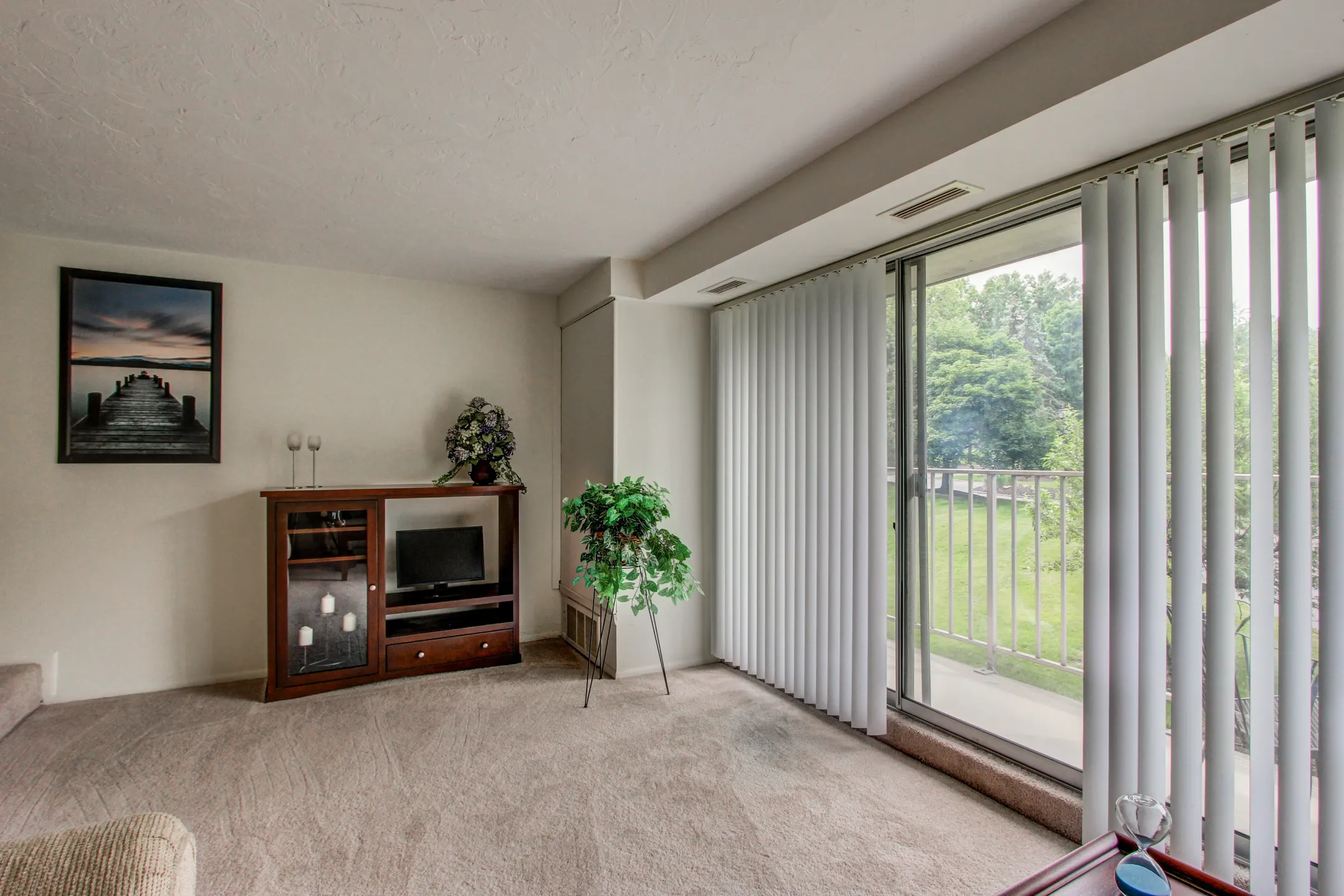 Living Room - Portage Towers - Cuyahoga Falls, OH