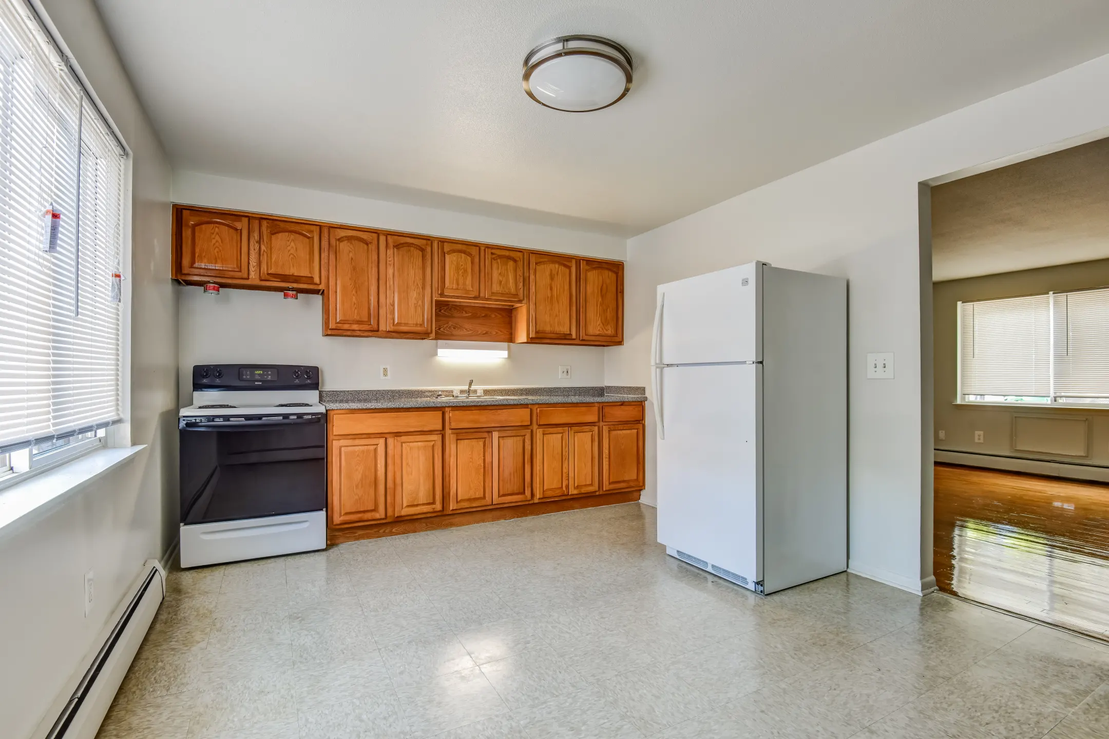 Kitchen - Parkside Apartments - Meriden, CT