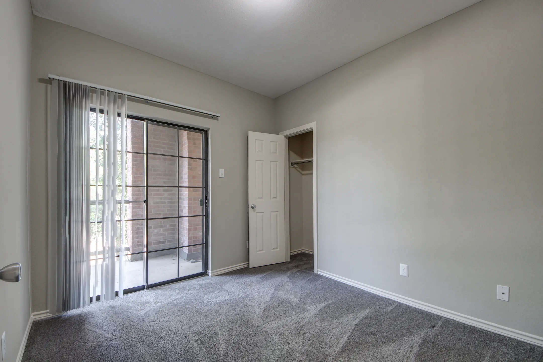 Oaks Hackberry Creek 6901 Valley View Ln Irving, TX Apartments for