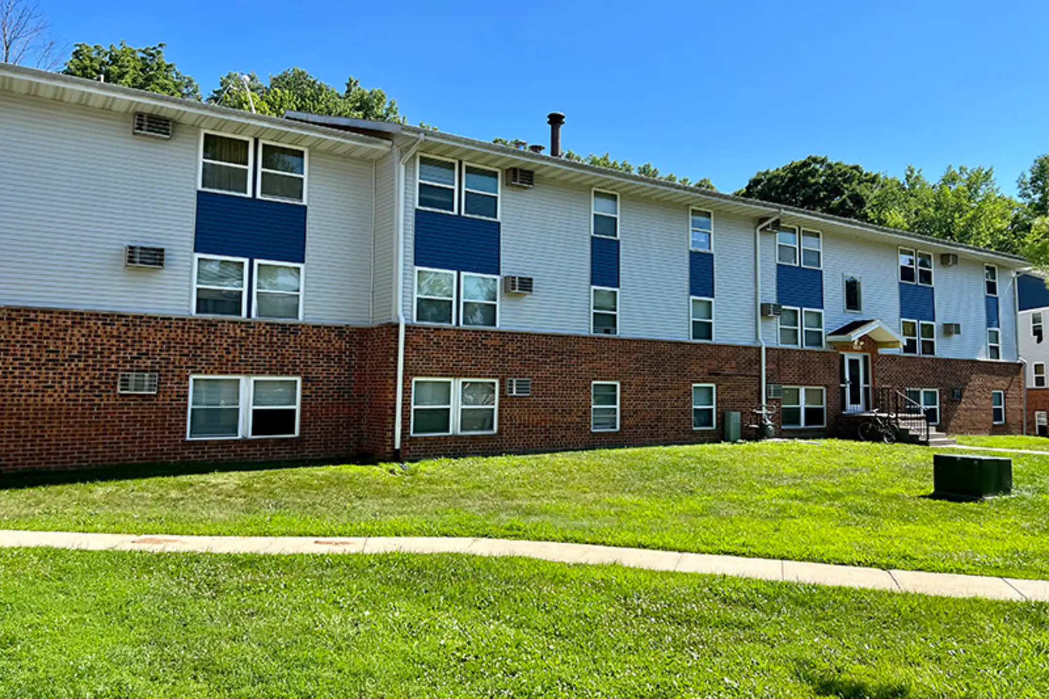 The Grove at Hickman 2400 Hickman Rd Des Moines, IA Apartments for