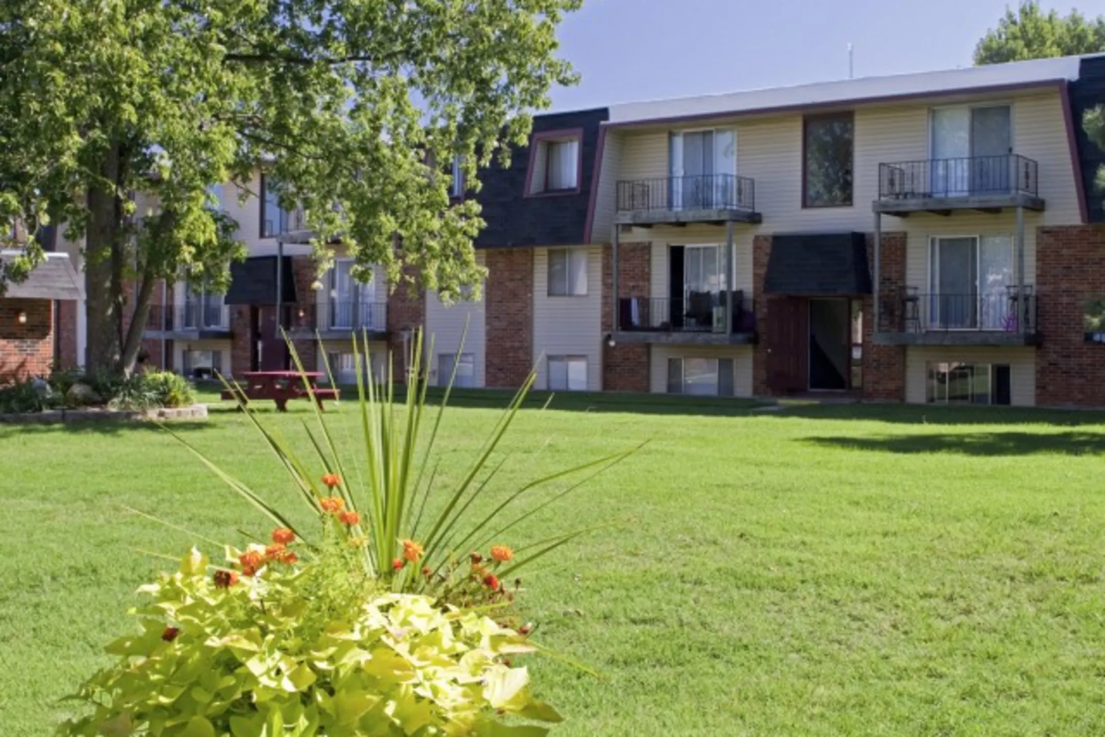 Rosewood Village Apartments 2072 E St Springfield, MO