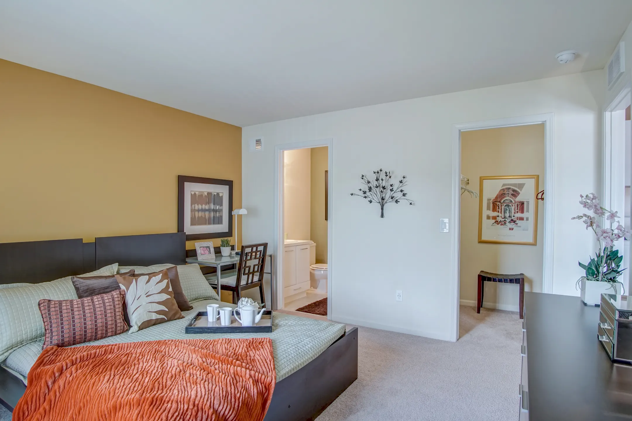 Living Room - Lakeside Terraces - Sterling Heights, MI