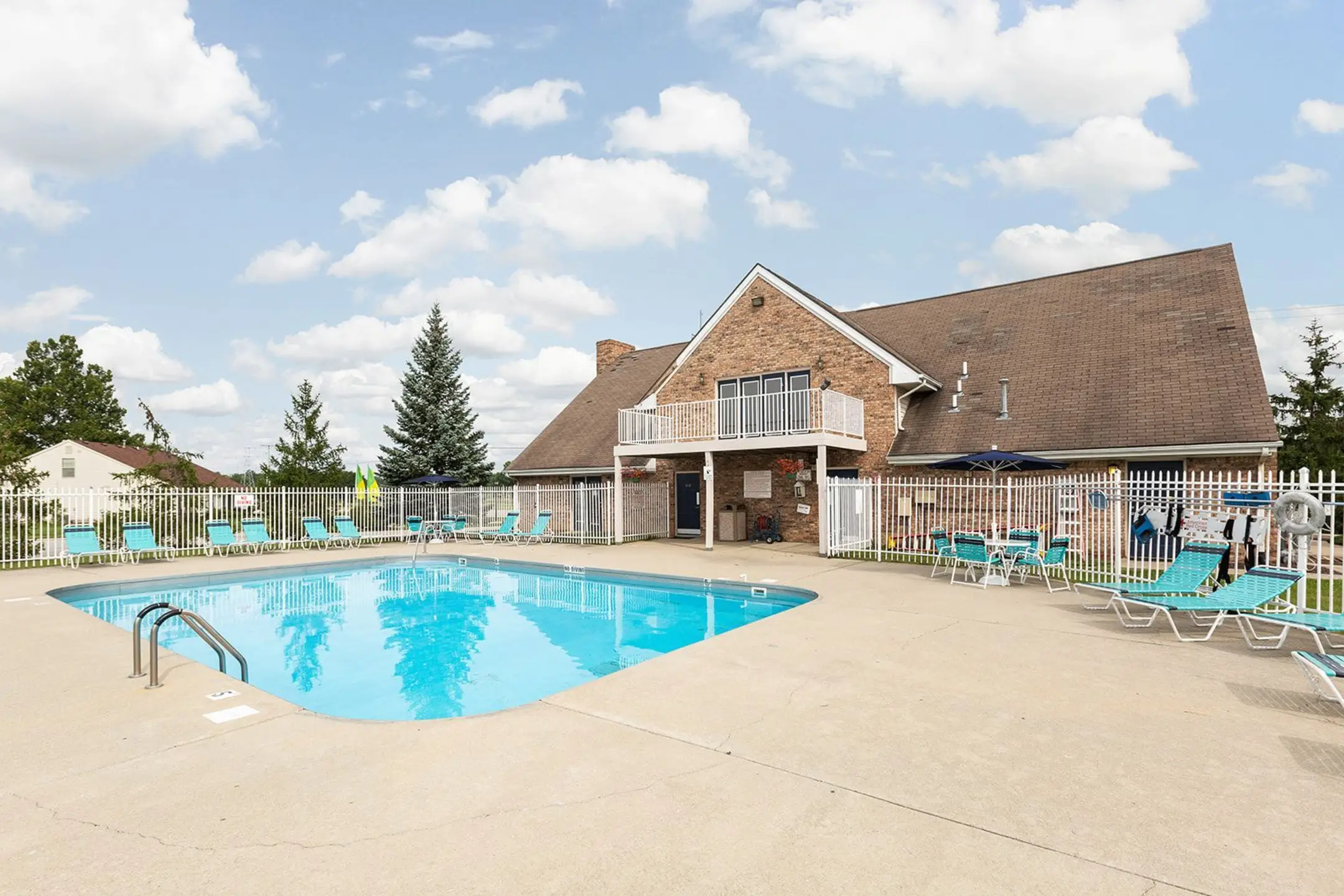 Island Club Apartments 2302 E Wallen Rd Fort Wayne, IN Apartments