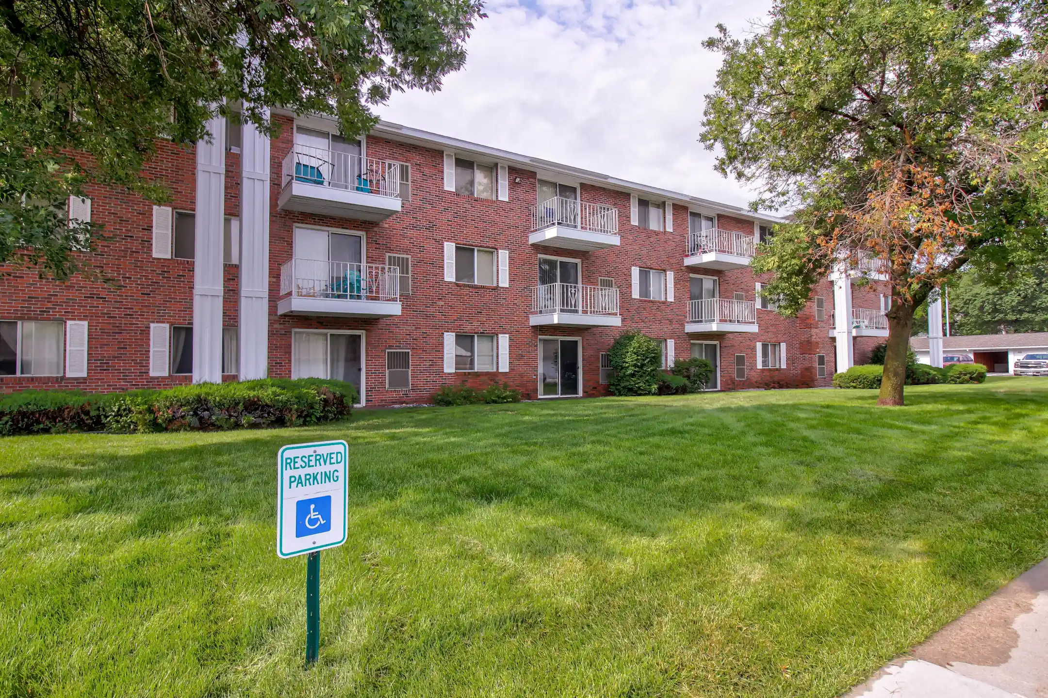 Colonial Heights Apartments Lincoln, NE 68516