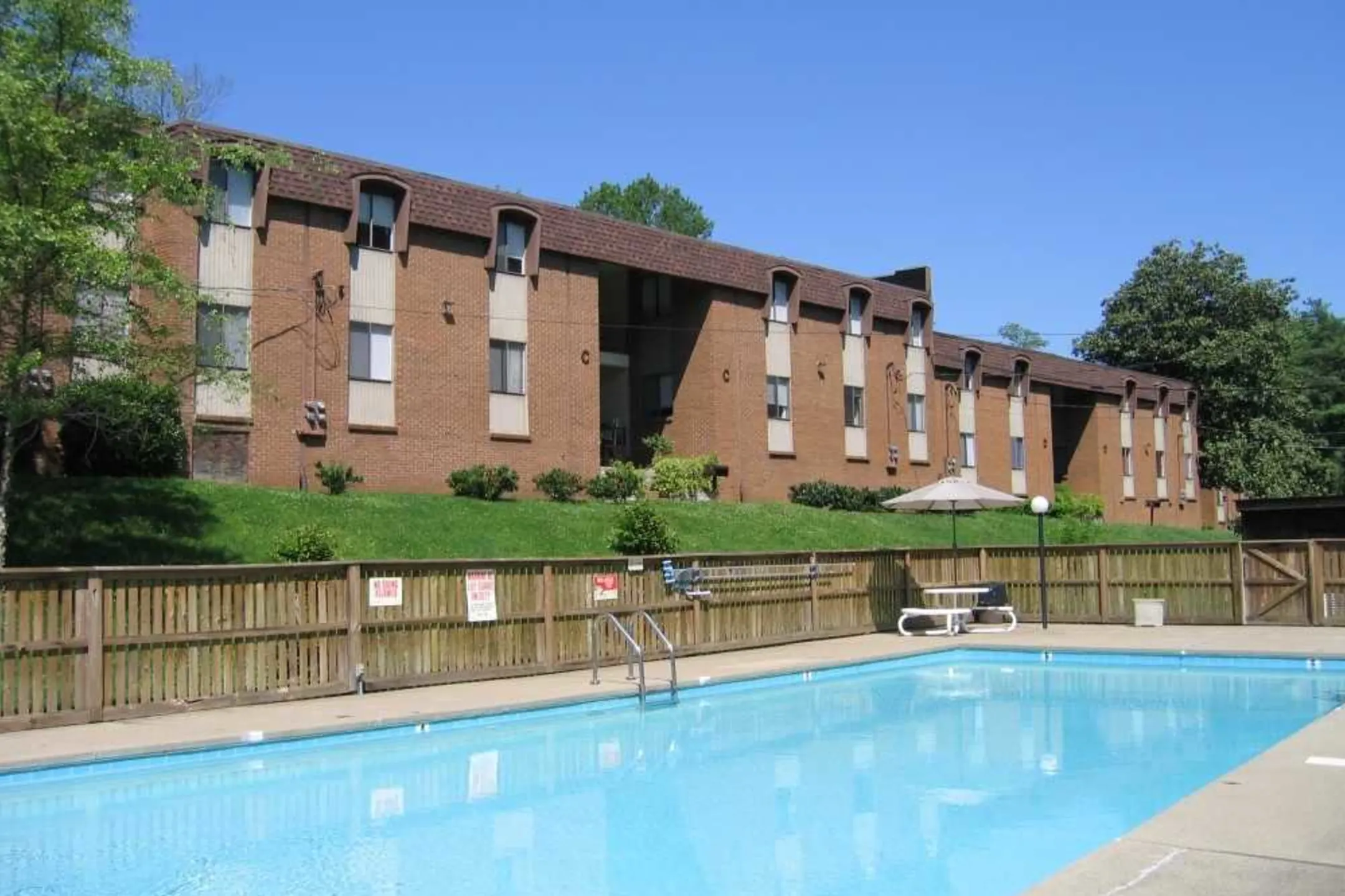 Pool - Glen Valley Apartments & Duplexes - Nashville, TN