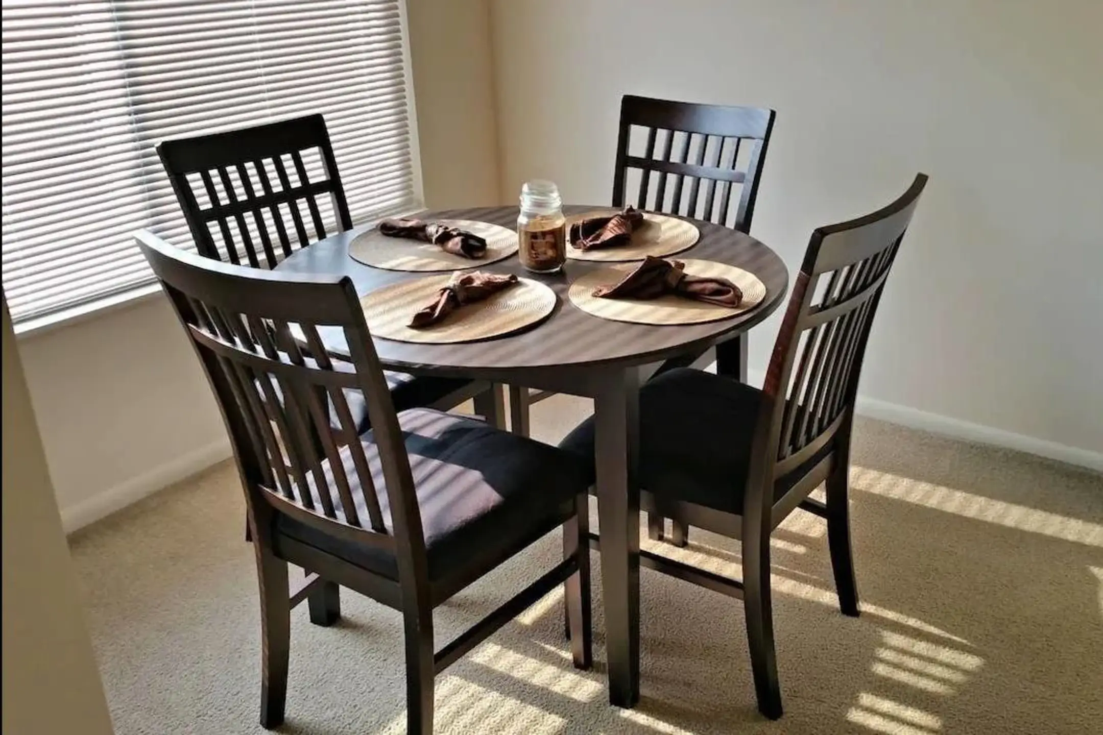 Dining Room - Sugar Bush Apartments - Muncie, IN