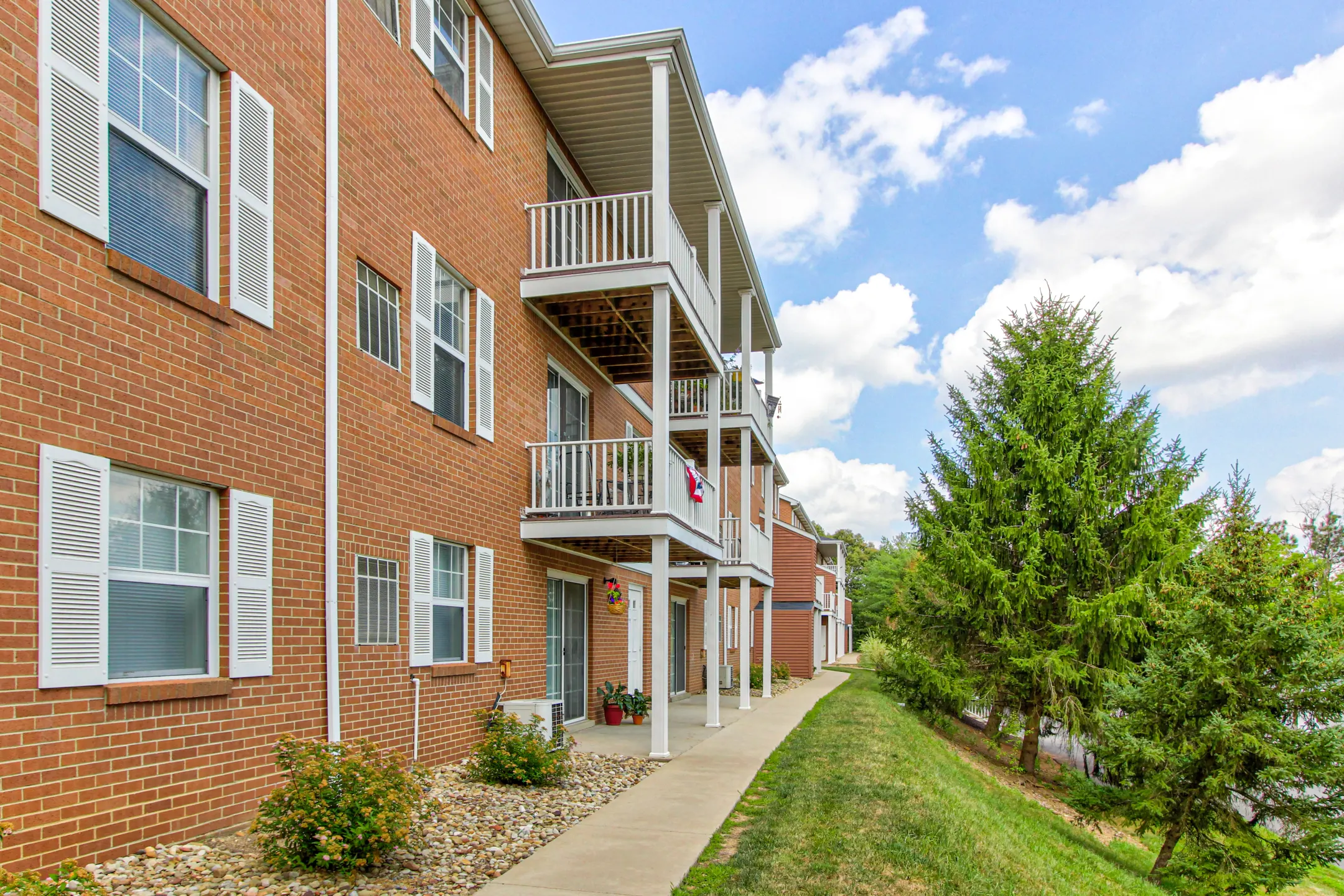 Laurelwood Apartments and Townhomes - Cranberry Township, PA 16066