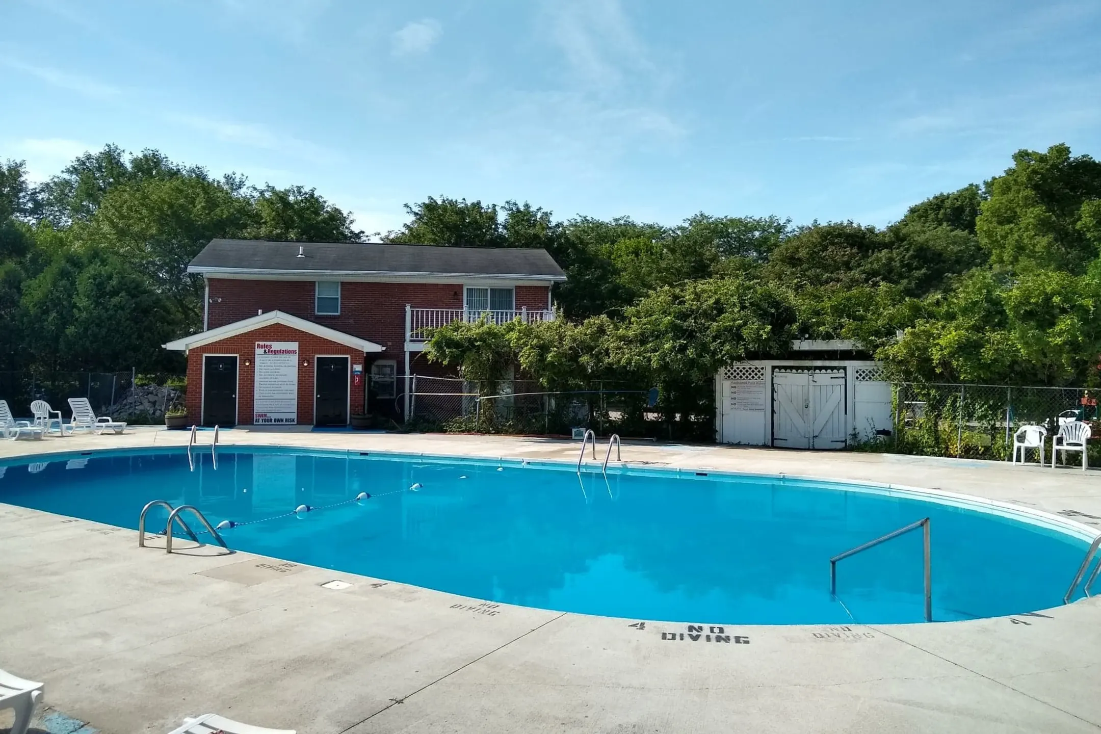 Pool - Colonial Crest Apartments - Muncie, IN