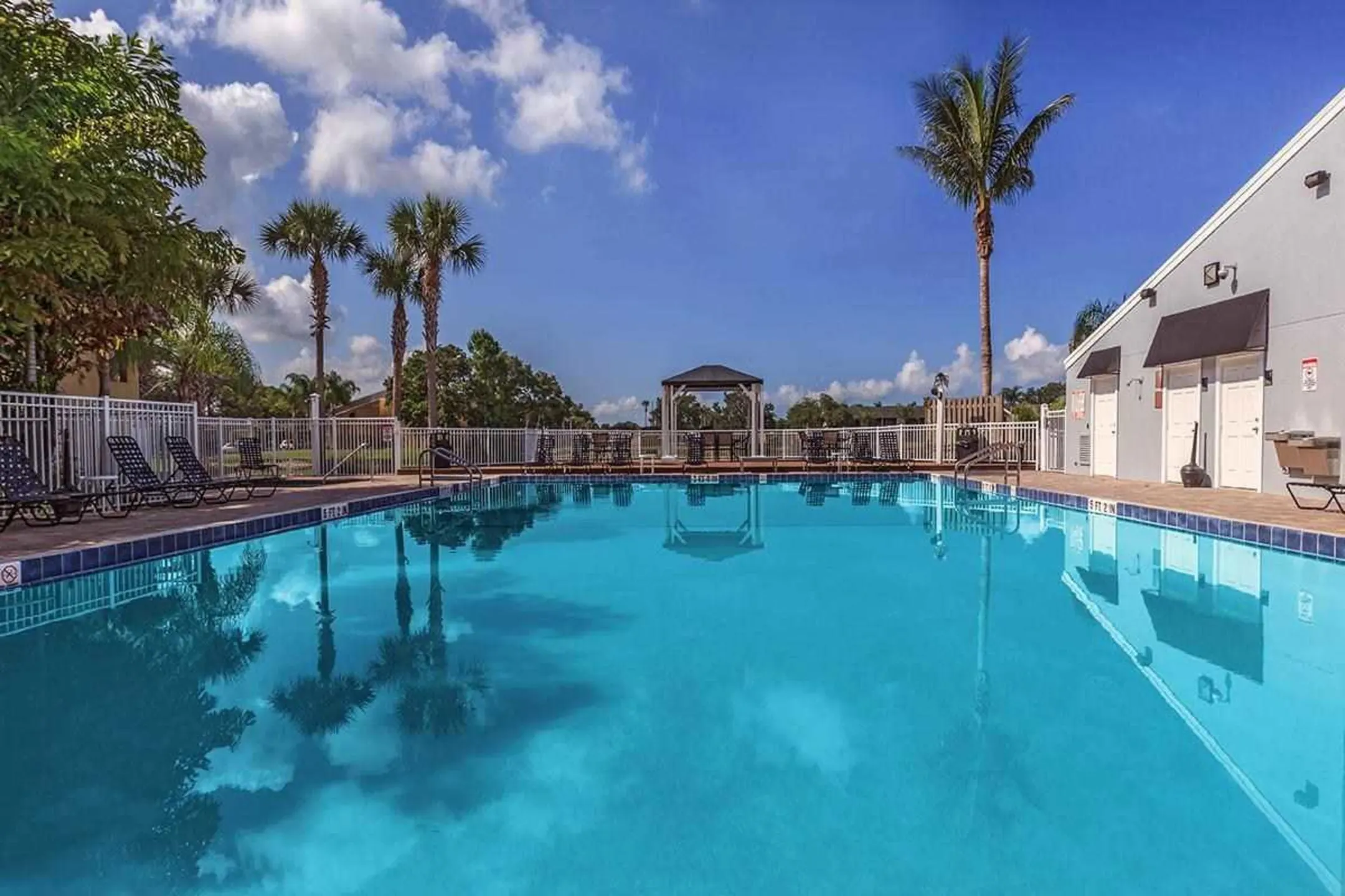 Pool - Fountain Lake Apartments - Bradenton, FL