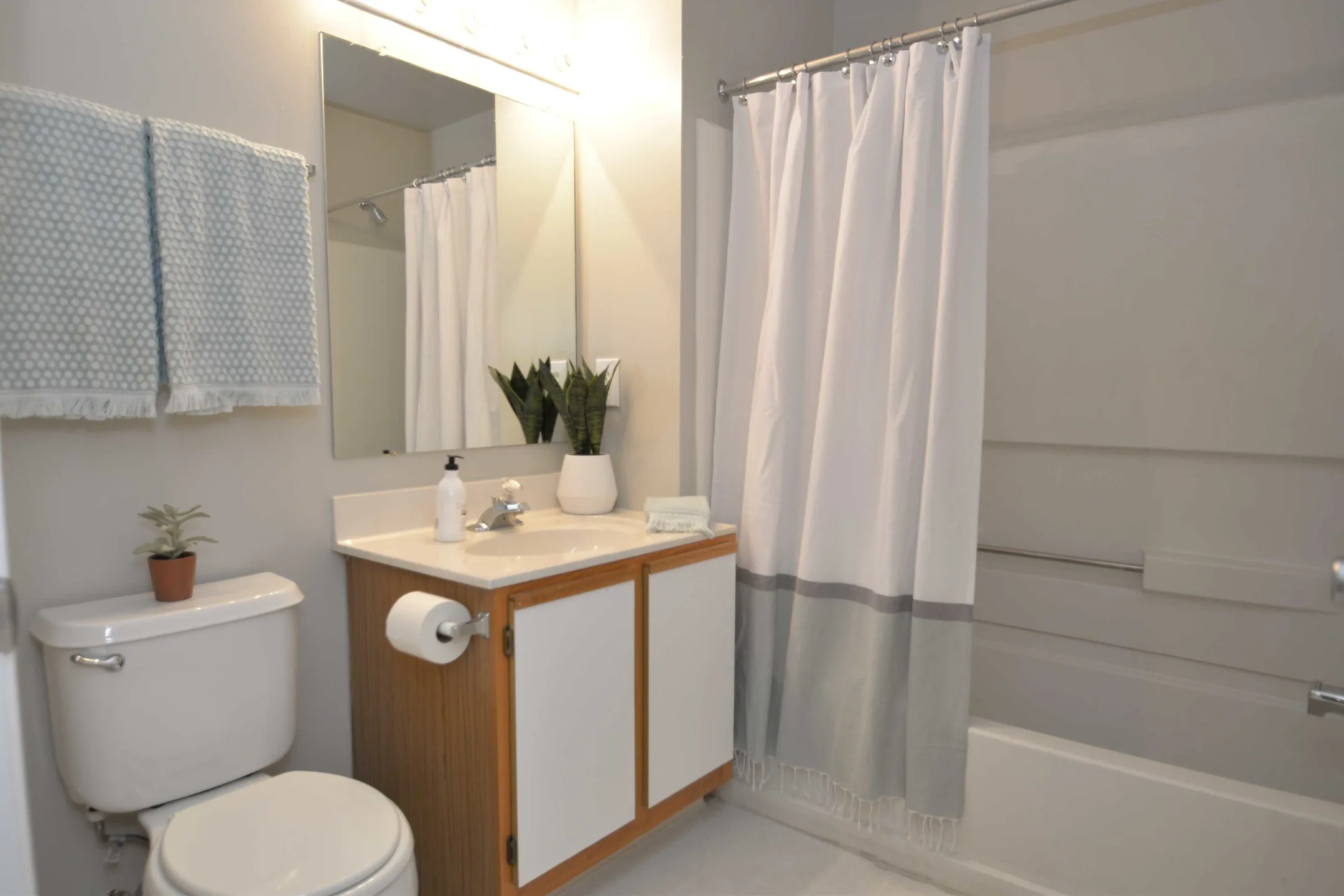 Bathroom - Village of Barretts Run - Newark, DE