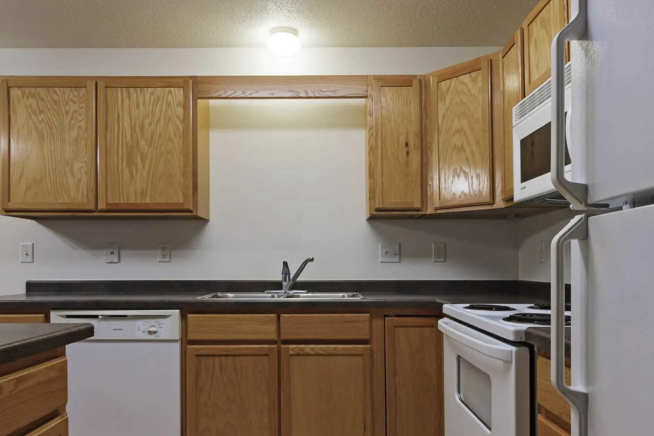 Kitchen - The Woods Apartments - Fargo, ND