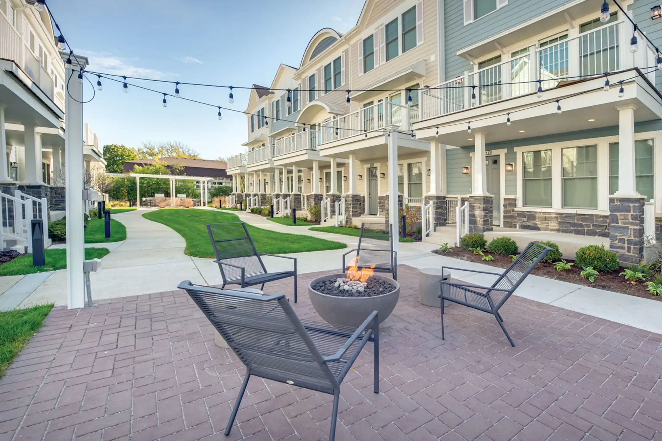 Eldridge Townhomes 2 Elm Creek Dr Elmhurst, IL Apartments for Rent