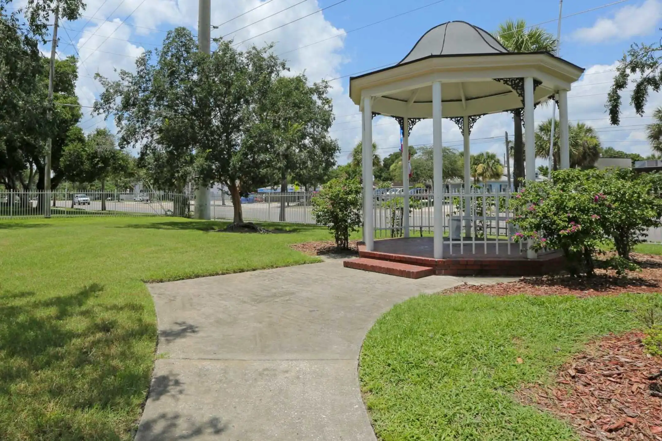 Landscaping - La Aloma Apartments - Winter Park, FL
