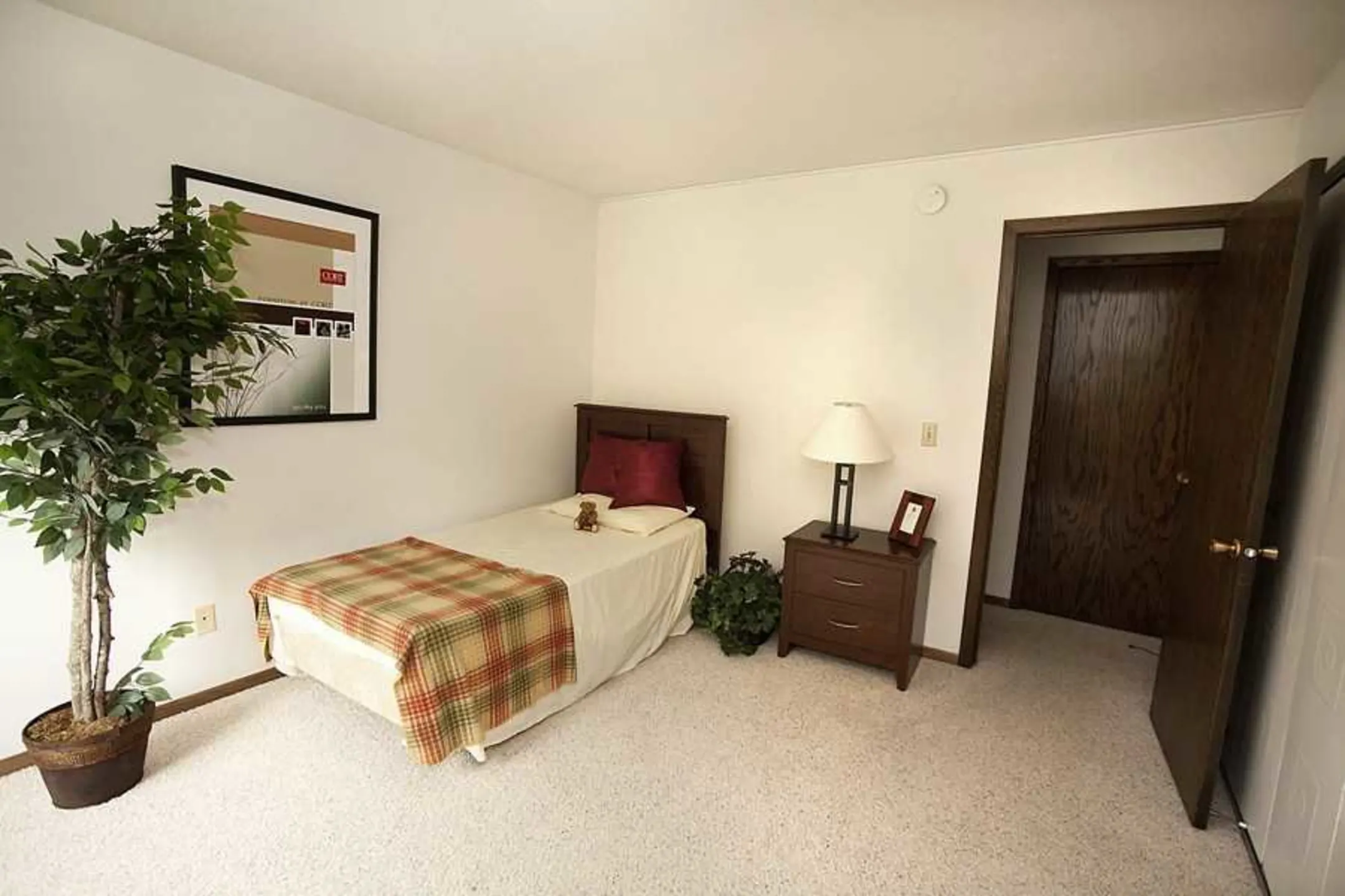 Bedroom - Twin Lake North Apartments - Brooklyn Center, MN