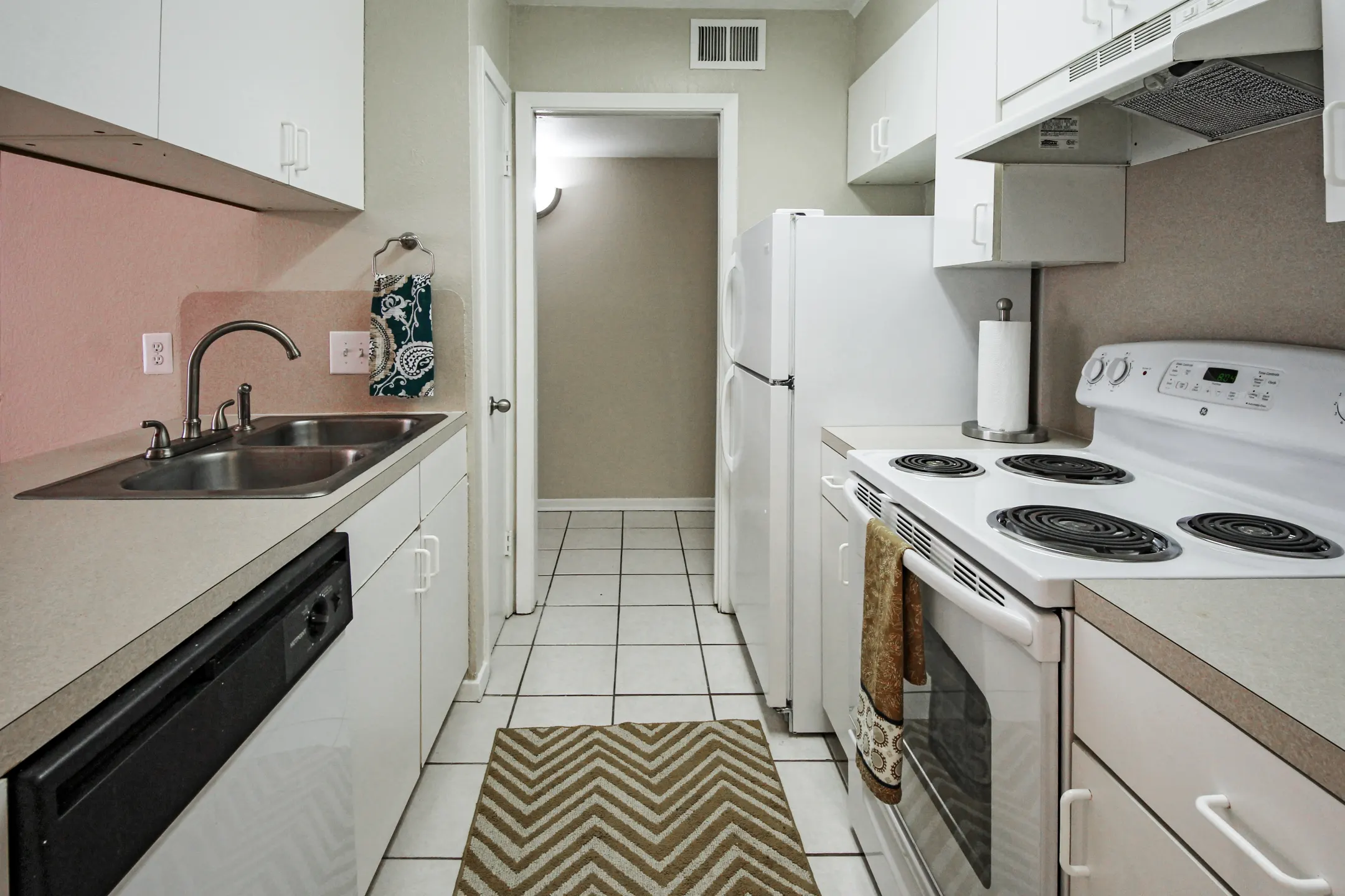 Kitchen - Park Regency Apartments - Baton Rouge, LA