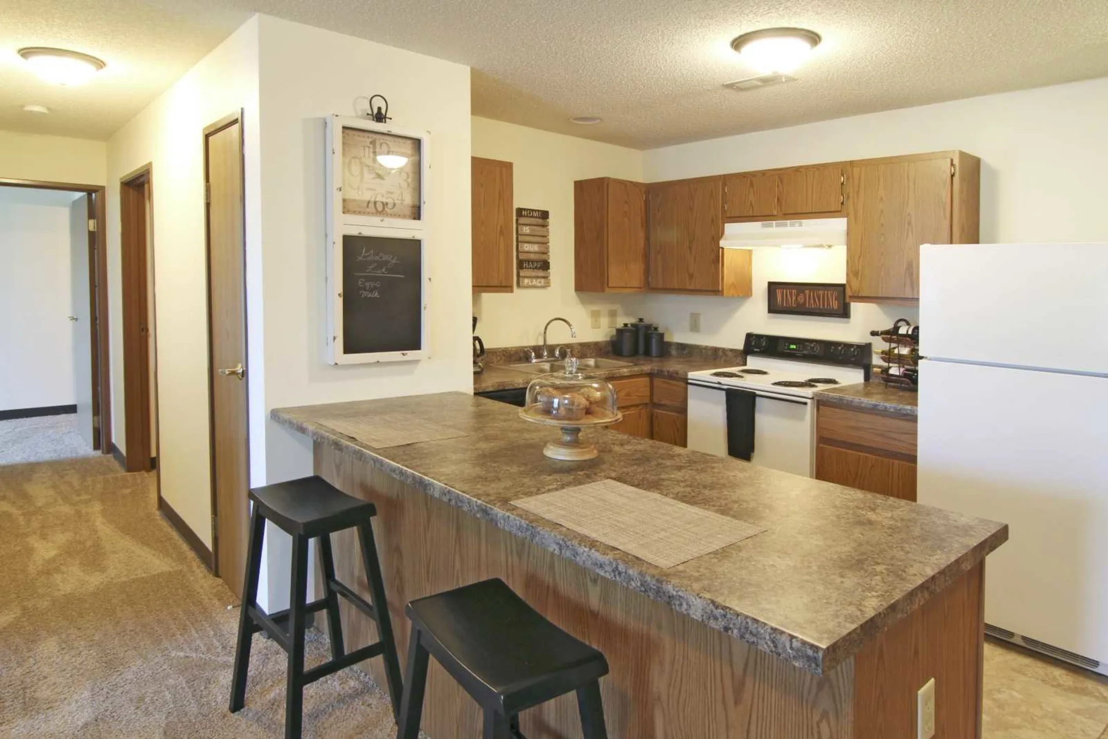 Kitchen - Brewers Point Apartments - Milwaukee, WI