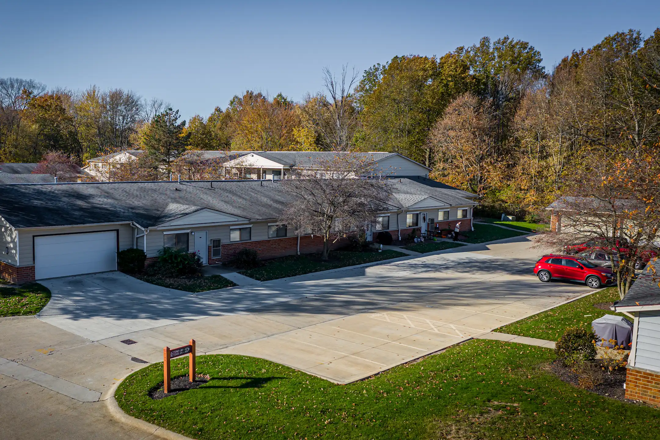 Oakwood Apartments 27080 Oakwood Dr Olmsted Falls, OH Apartments