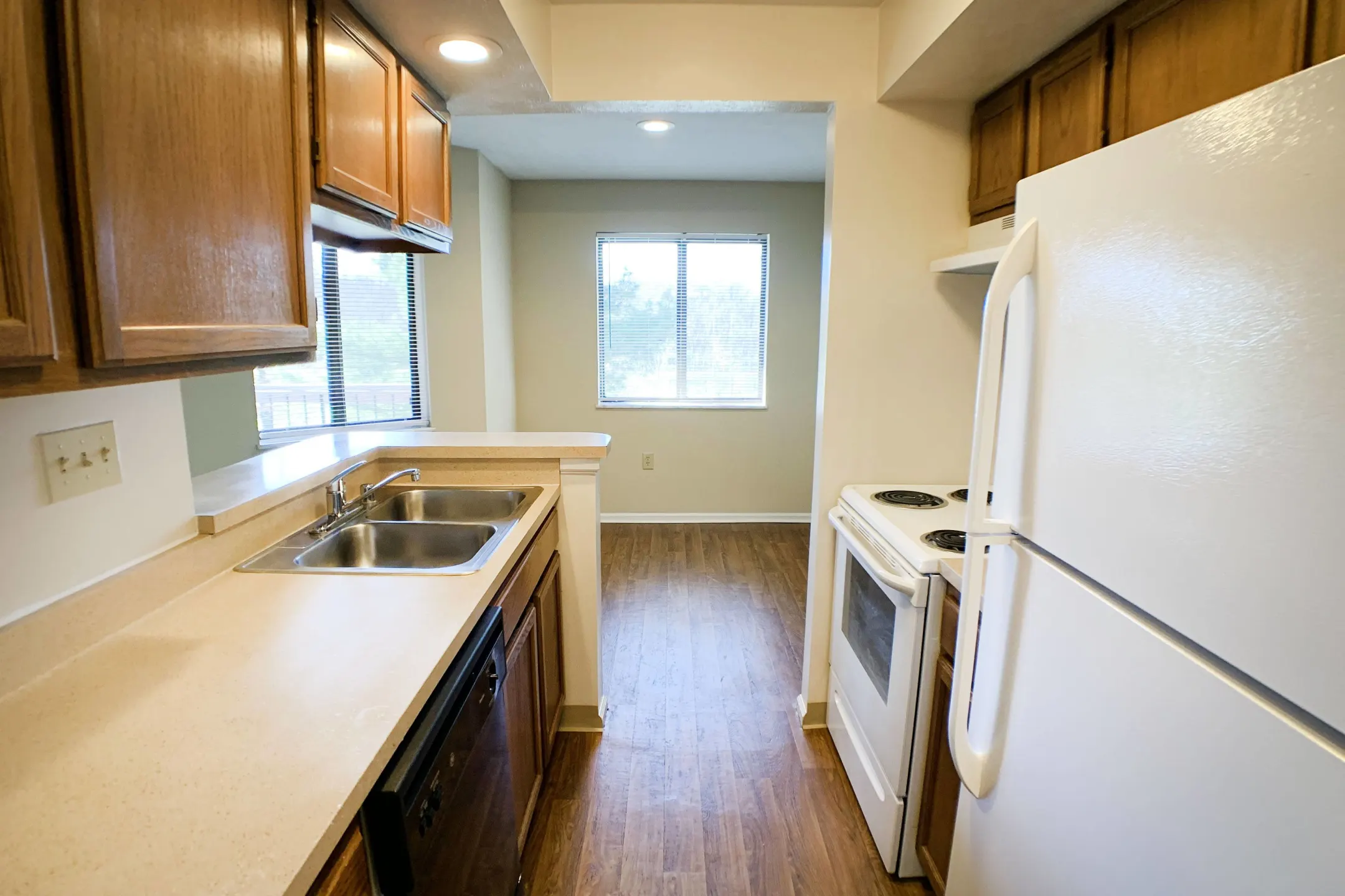 Kitchen - Deercross Apartments - Blue Ash, OH