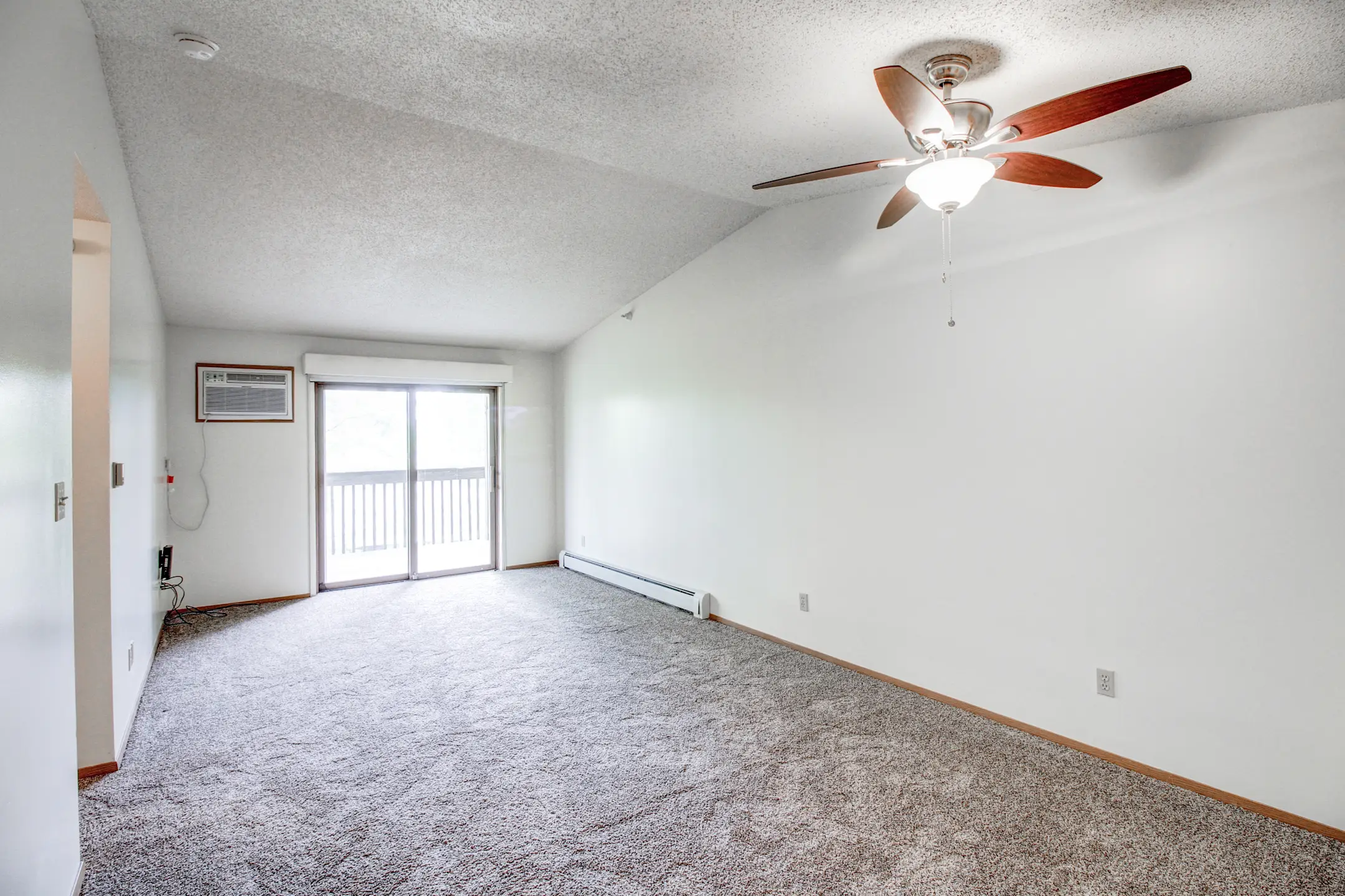 Oakland Pointe Apartments Altoona, IA 50009