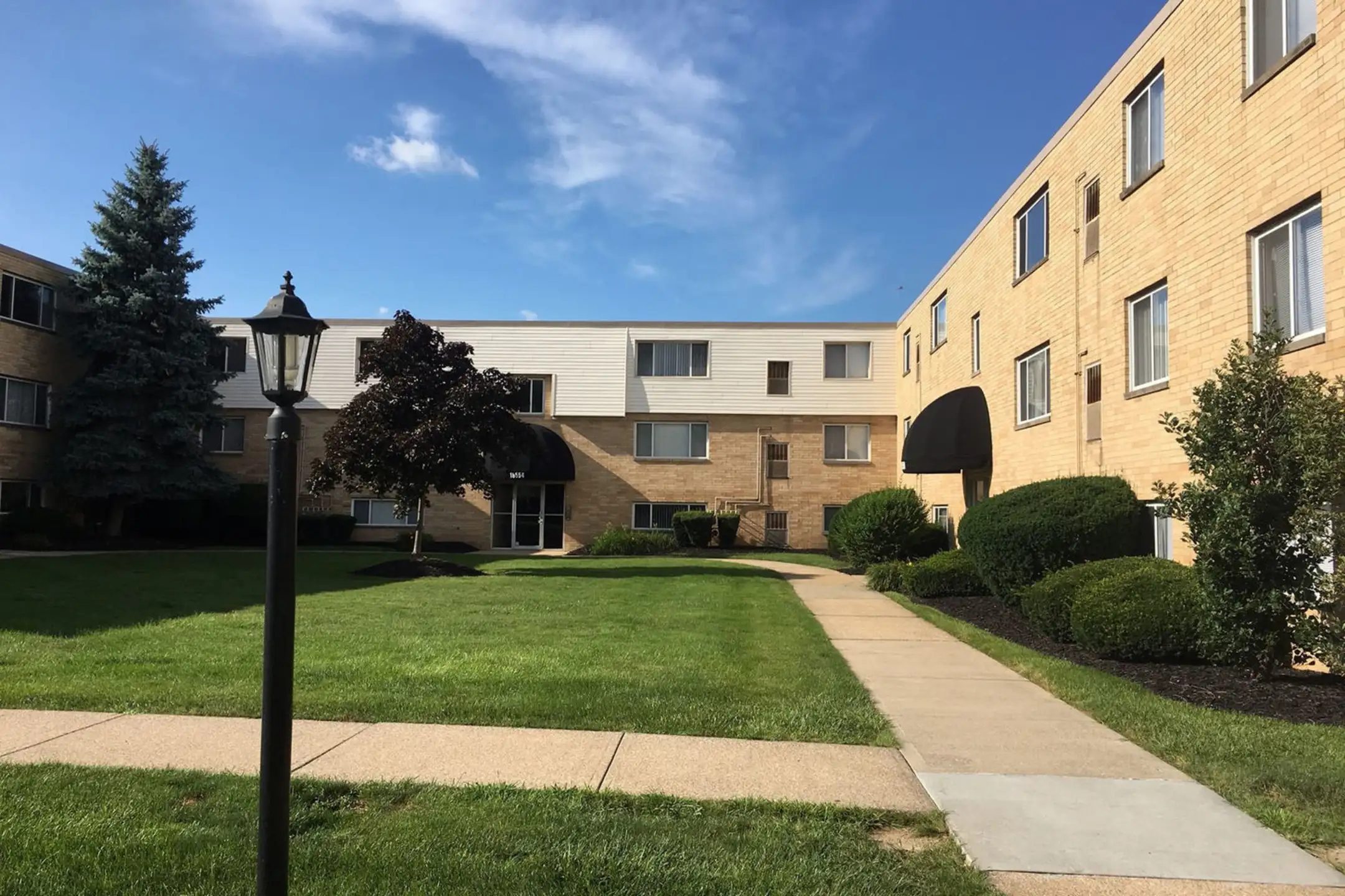 Royalton Greens Apartments Strongsville, OH 44136