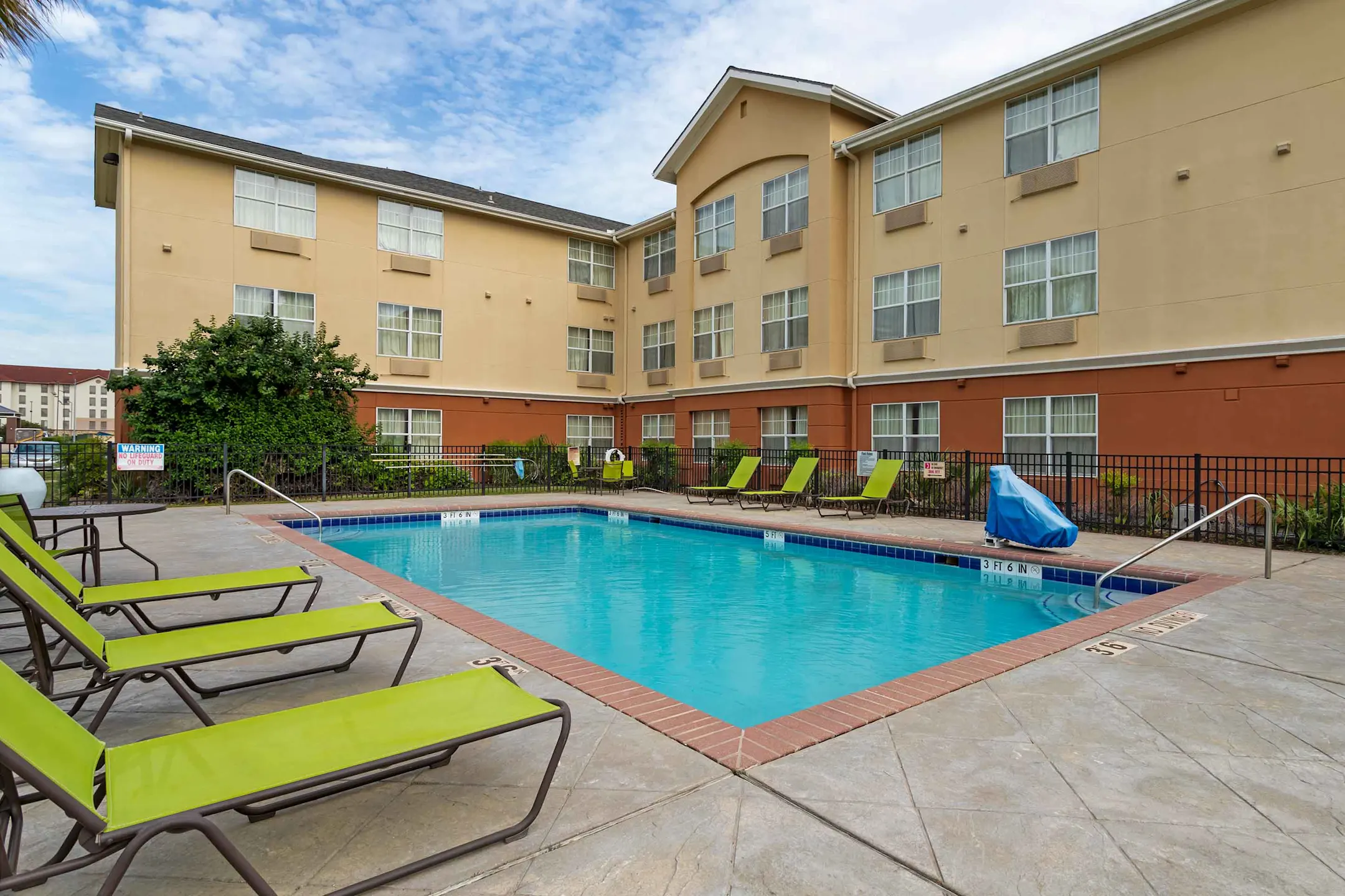 Pool - Furnished Studio - Houston - NASA - Bay Area Blvd. - Webster, TX