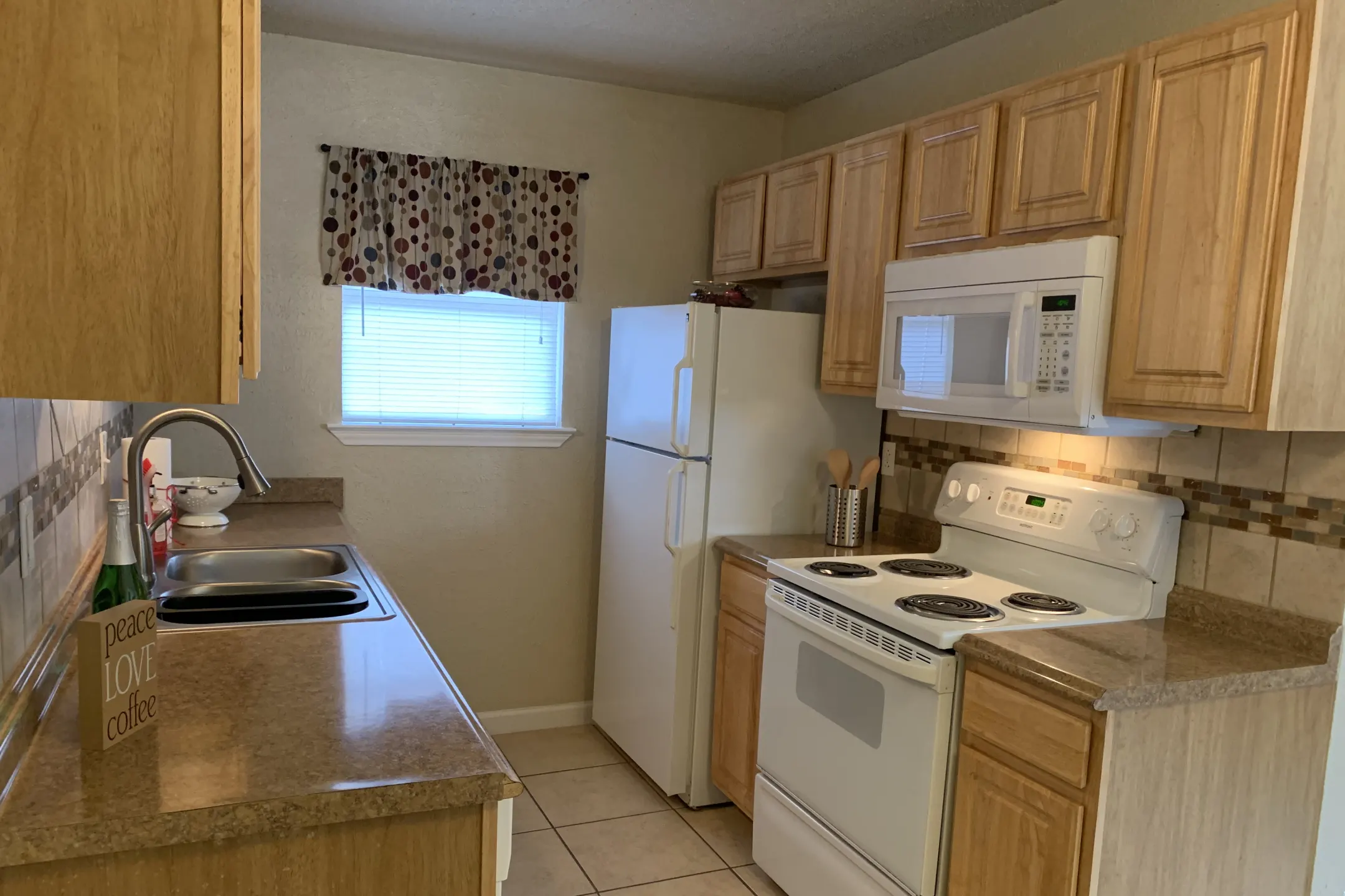 Kitchen - Eastgate Ridge Apartments - Killeen, TX