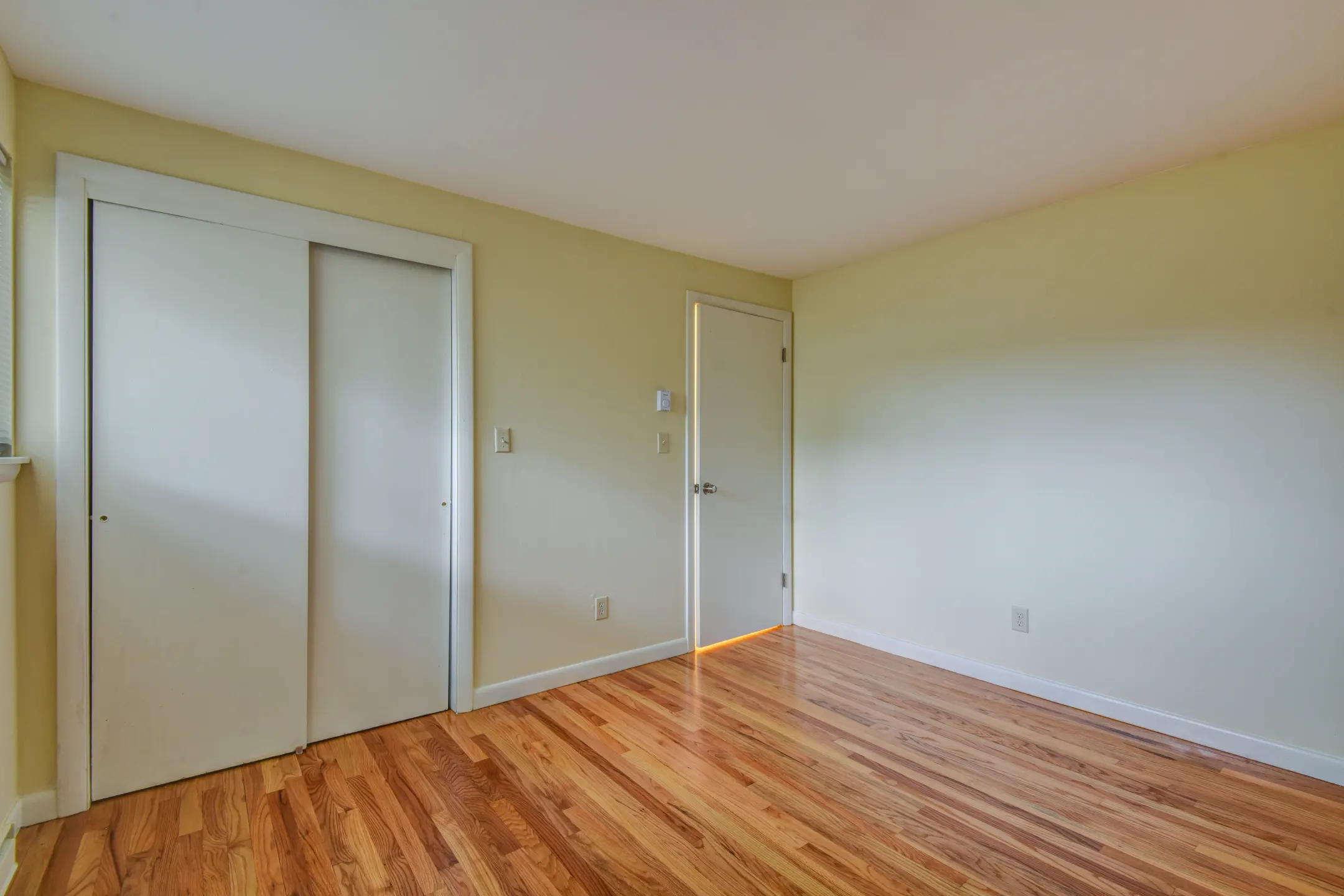 Bedroom - Ramblestone Apartments - Bloomfield, CT