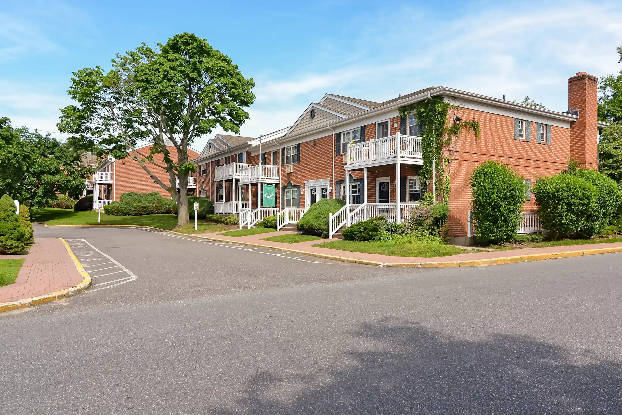 Fairfield Sunrise Gardens 721 Greenbriar Dr Bohemia, NY Apartments